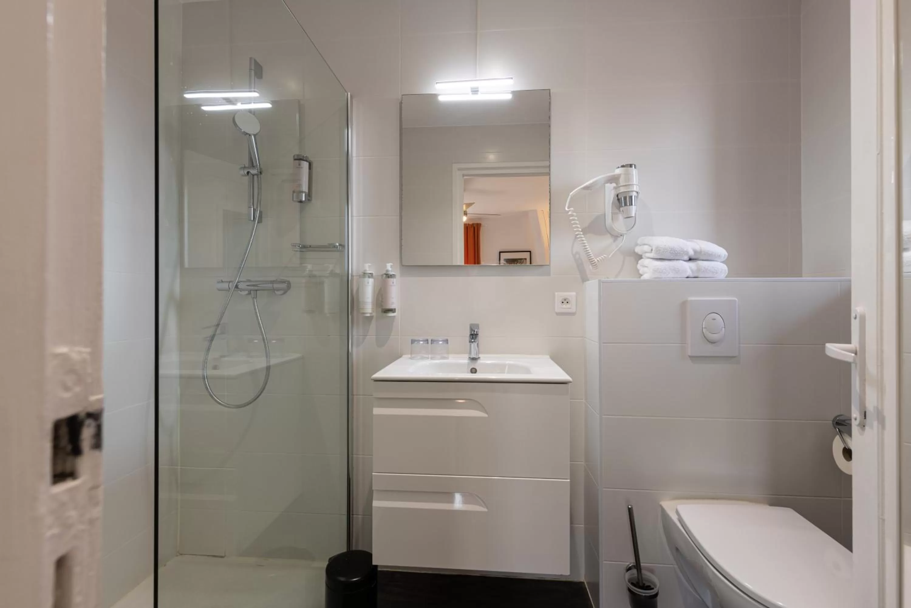 Bathroom in Hôtel & Espace Bien-être La Maison du Lierre