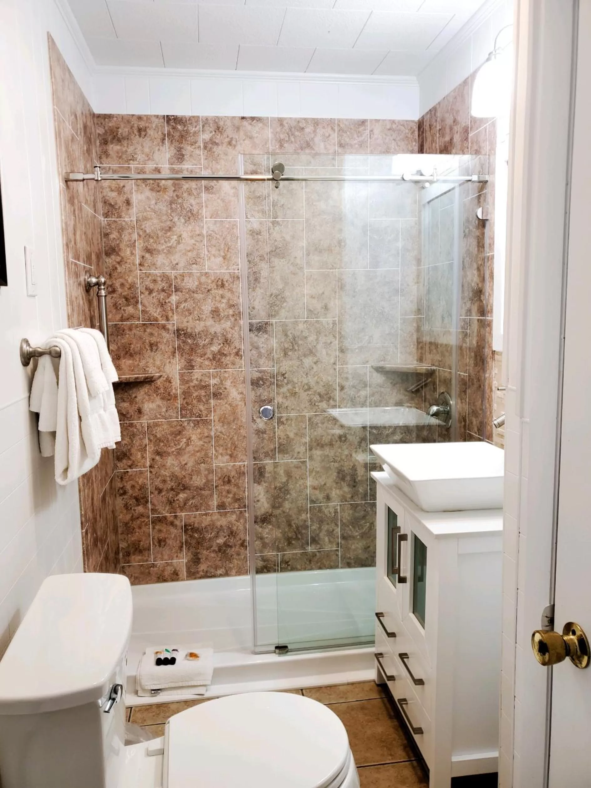 Bathroom in Island Guesthouse and Motel OBX