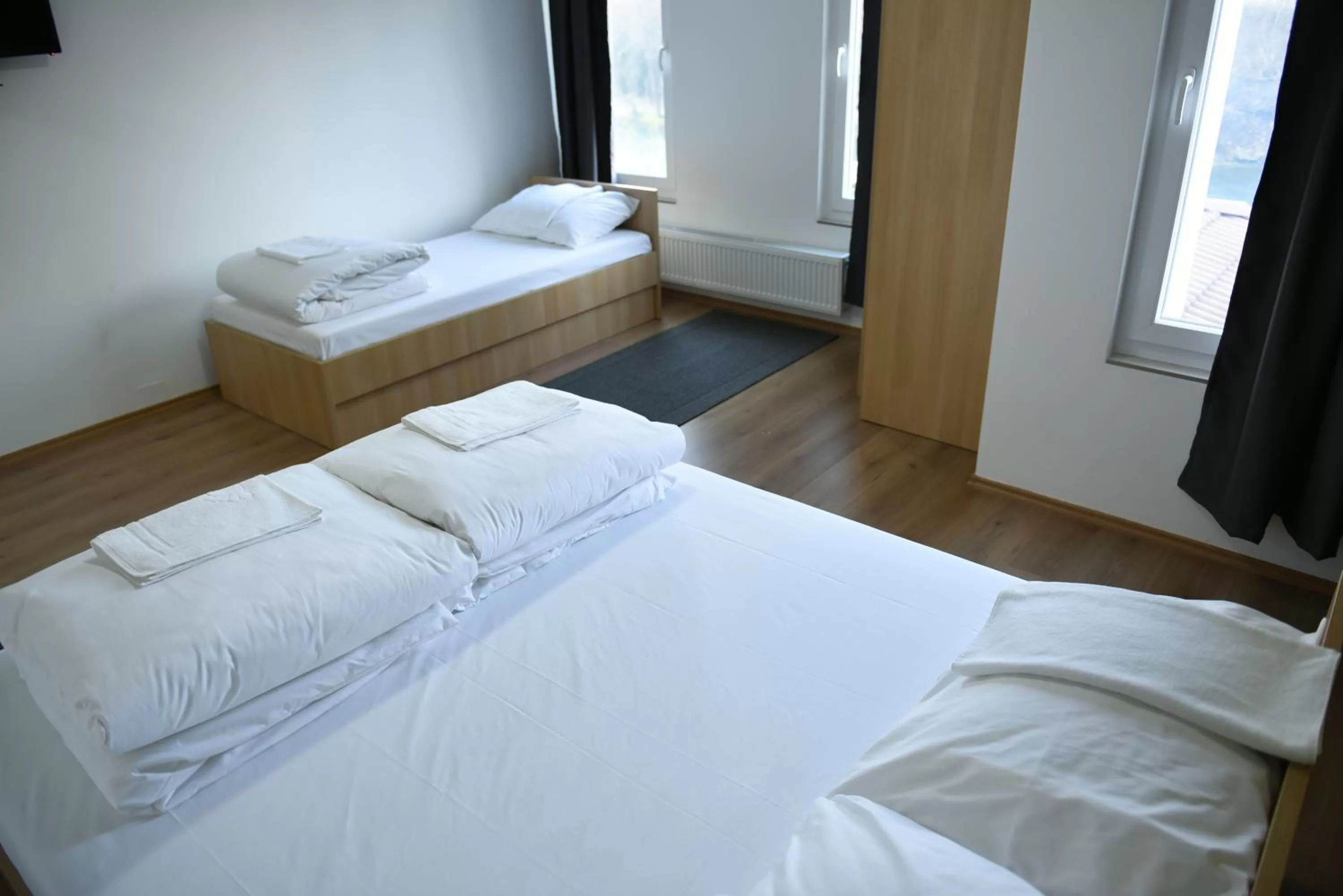 Bedroom, Bed in Motel Alibi