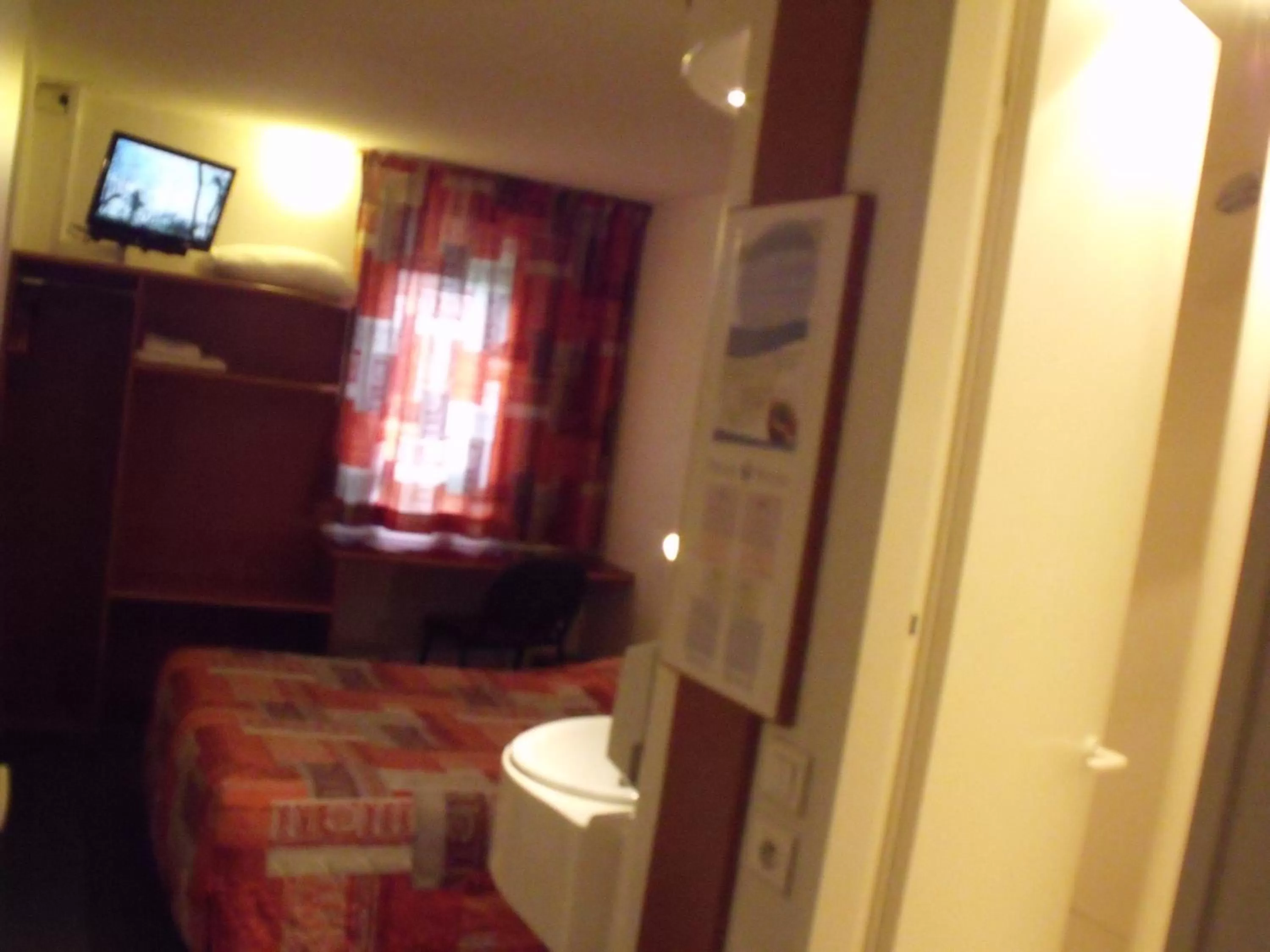 Bed, TV/Entertainment Center in Quick Palace Auxerre