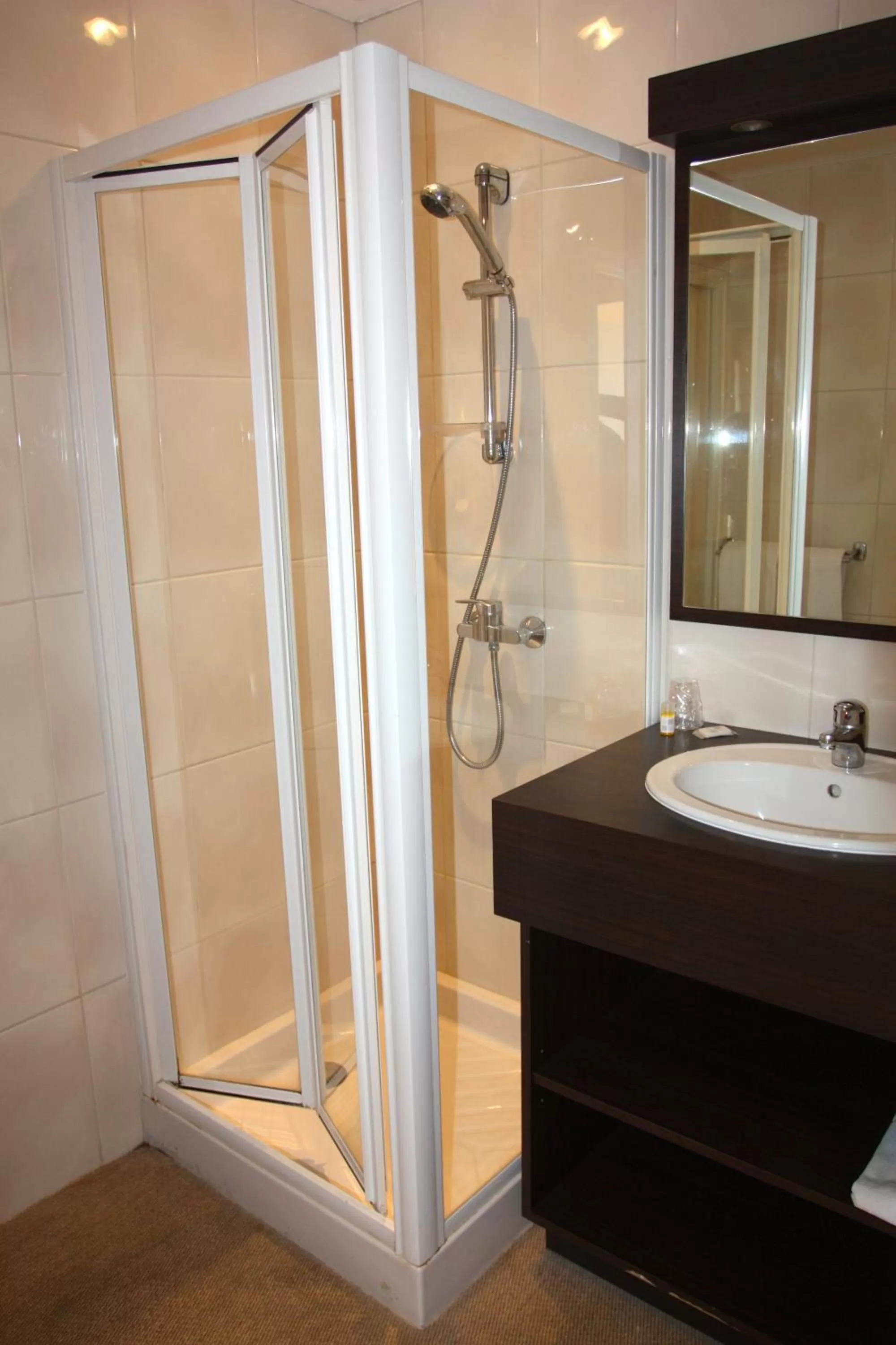 Shower in authentic by balladins – Rodez / Le Ségala