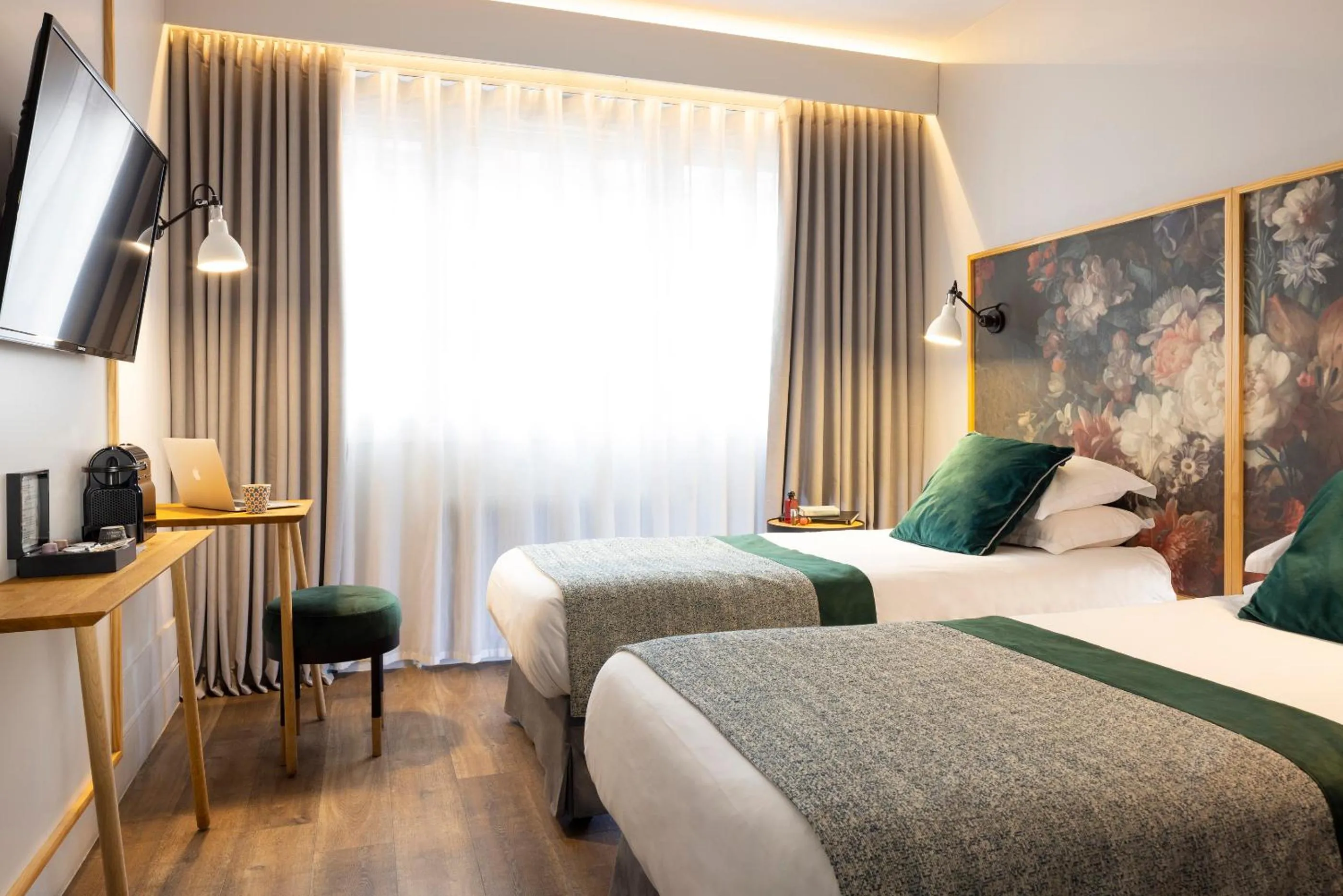 Photo of the whole room, Bed in Hôtel Edmond W Lyon Part-Dieu