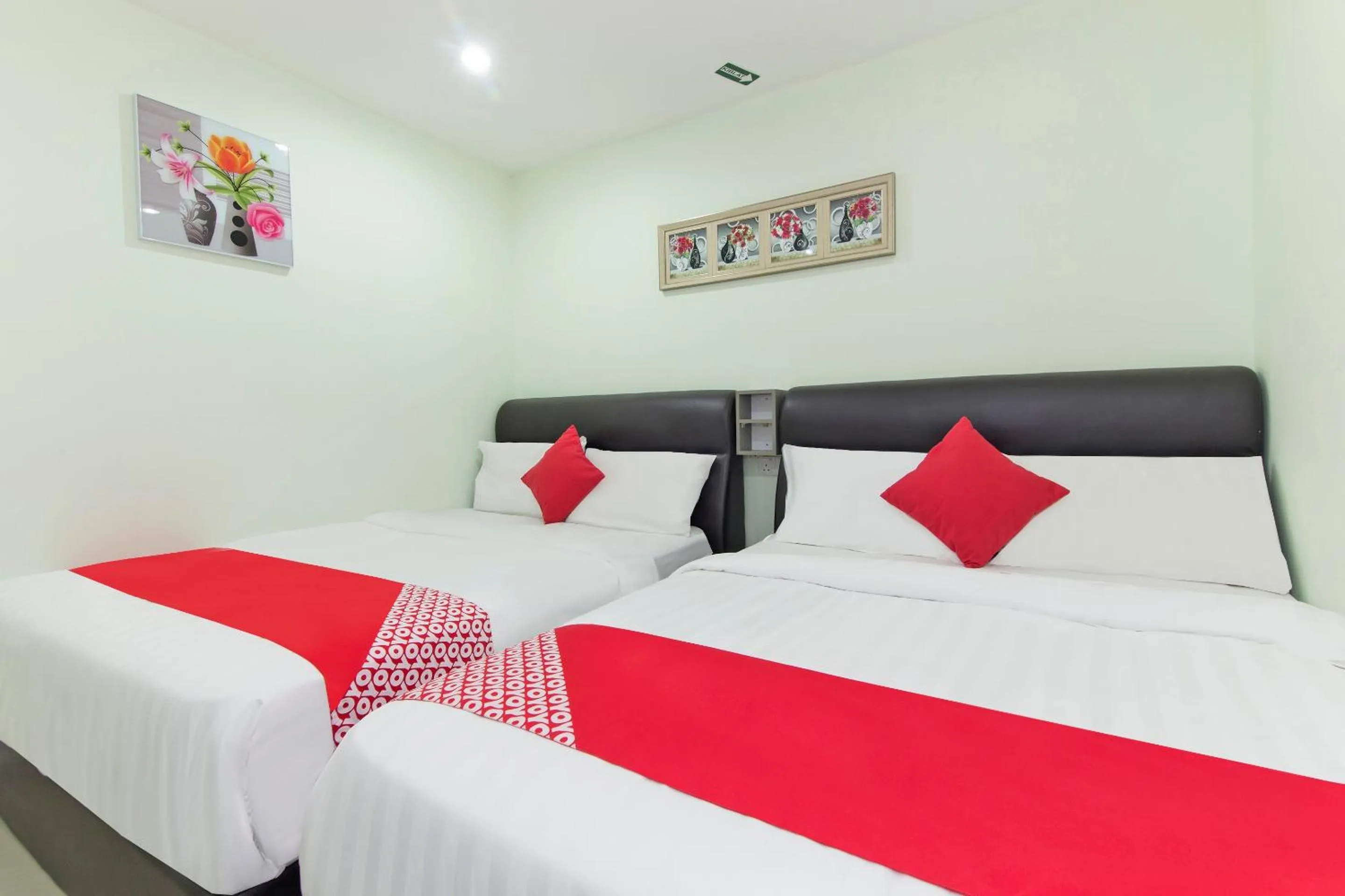 Bedroom, Bed in OYO 444 KL Empire Hotel