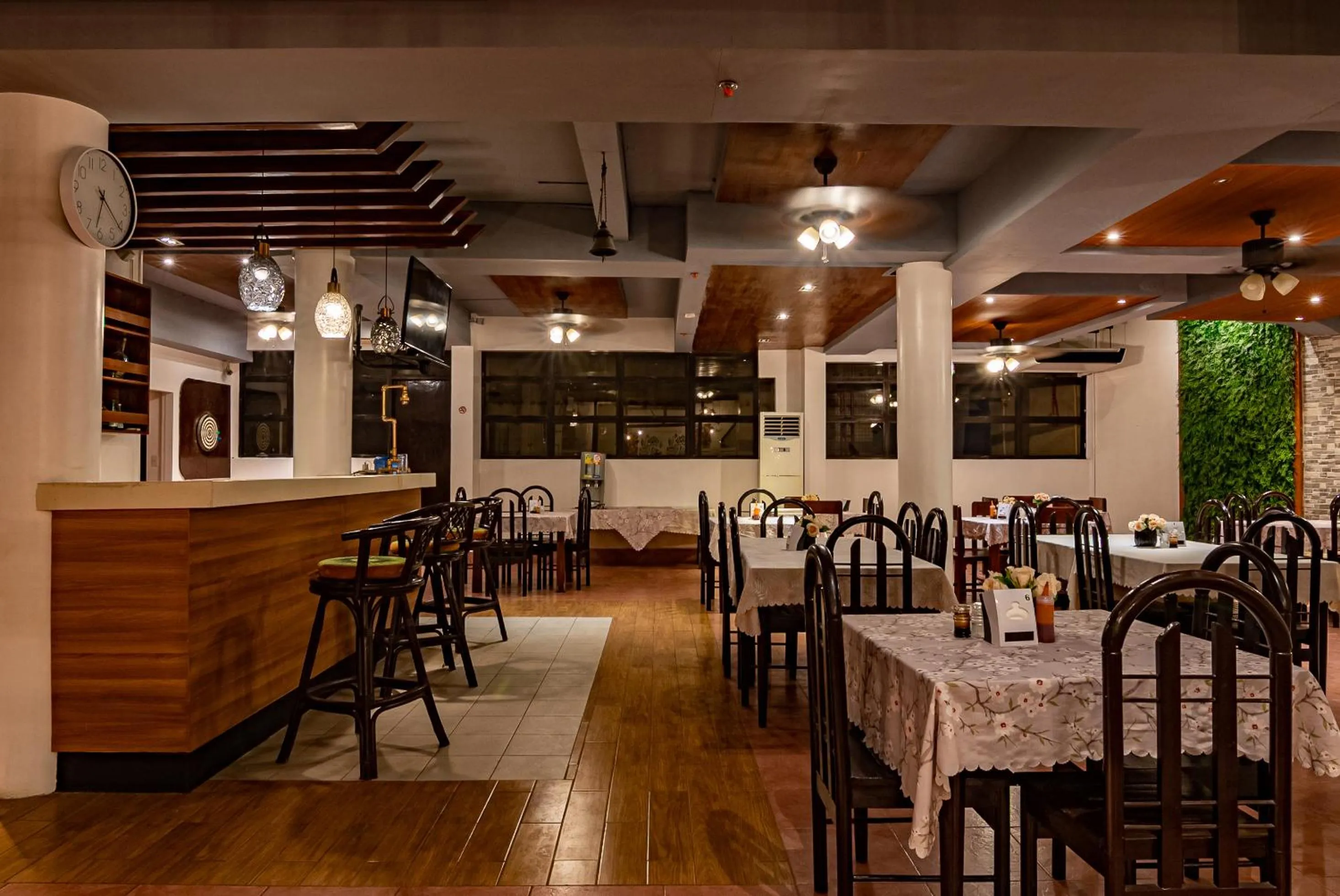 Restaurant/places to eat in Kiwi Hotel