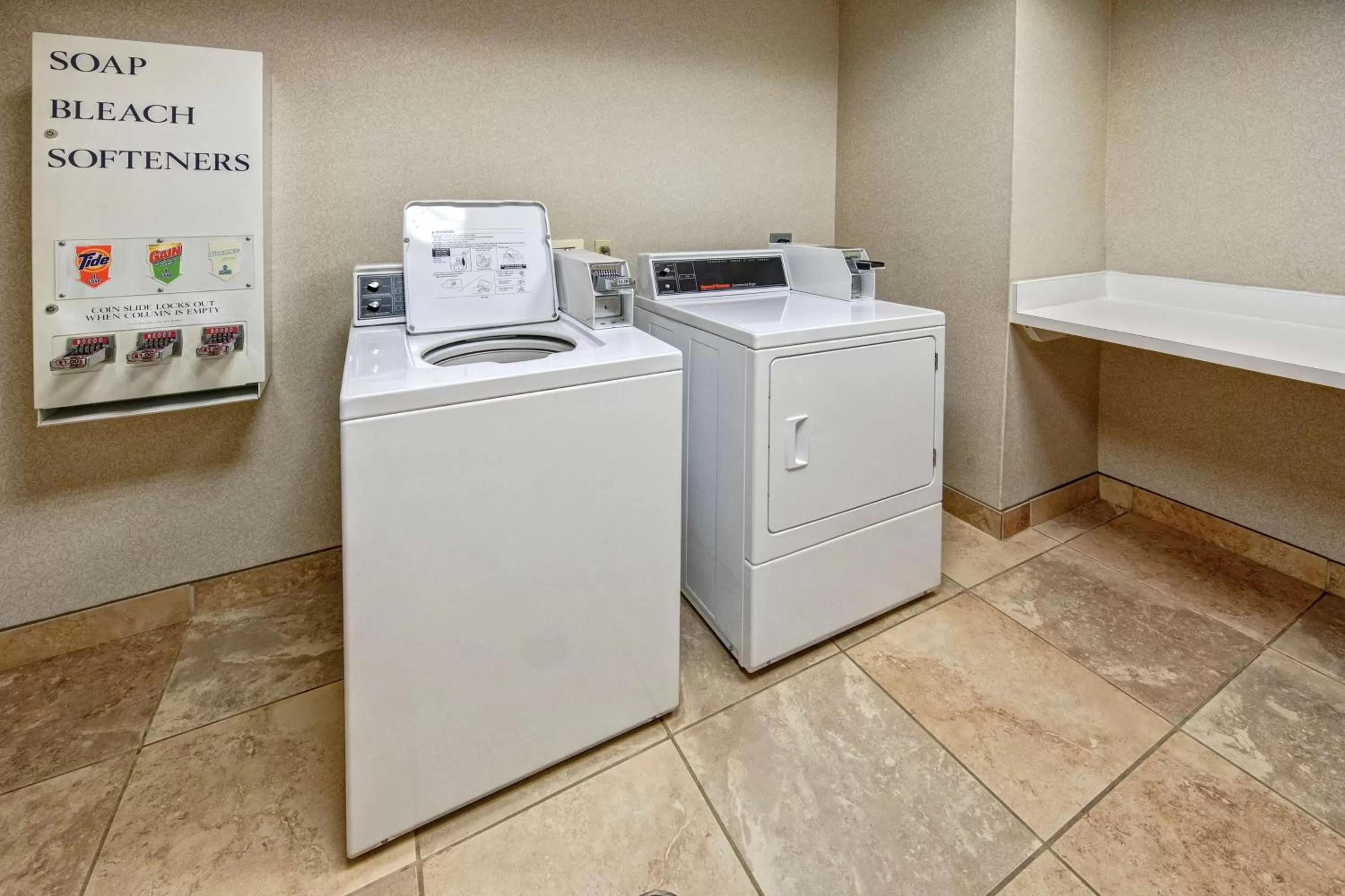 Property building in Hampton Inn Cambridge