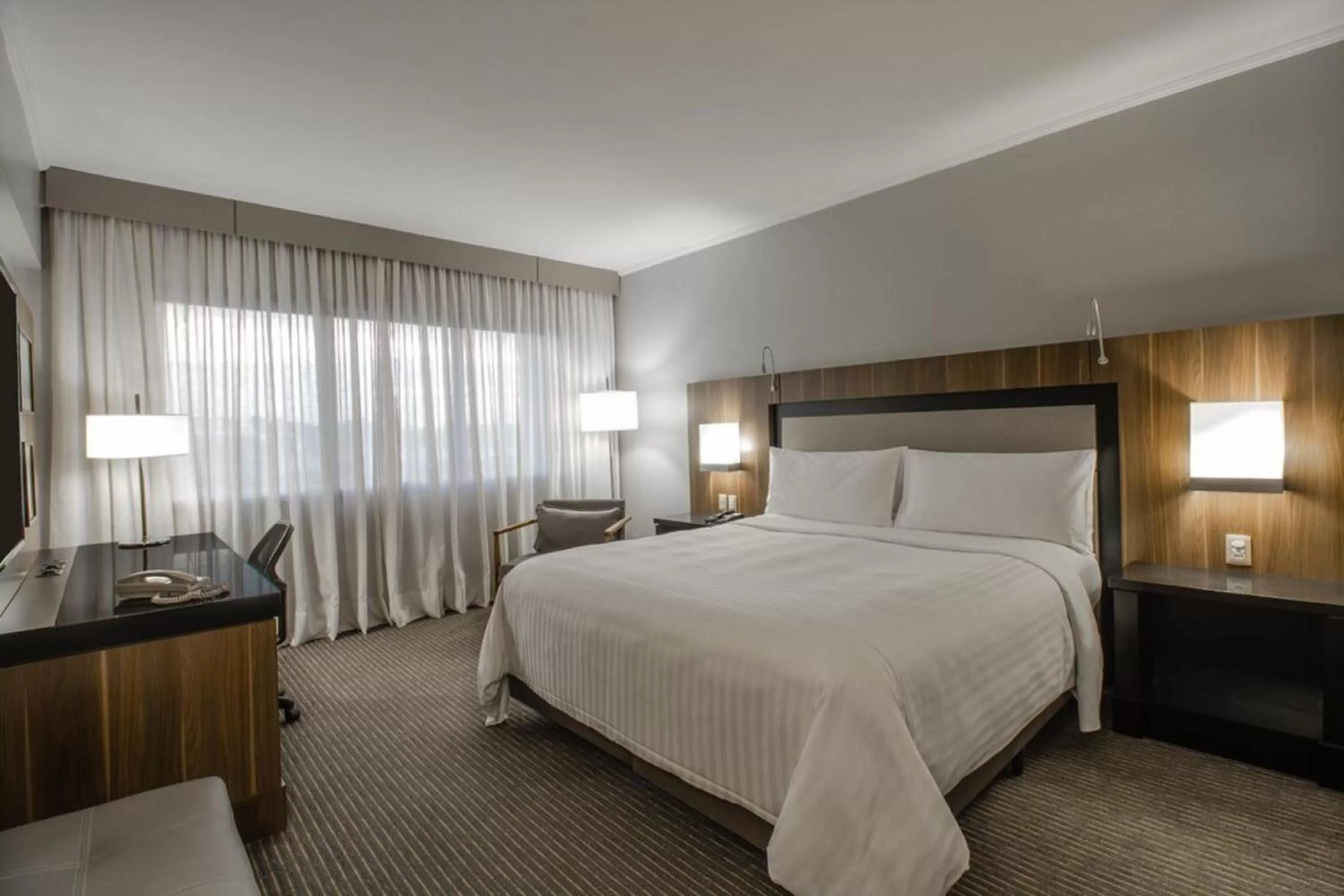 Photo of the whole room, Bed in Marriott São Paulo Airport Hotel