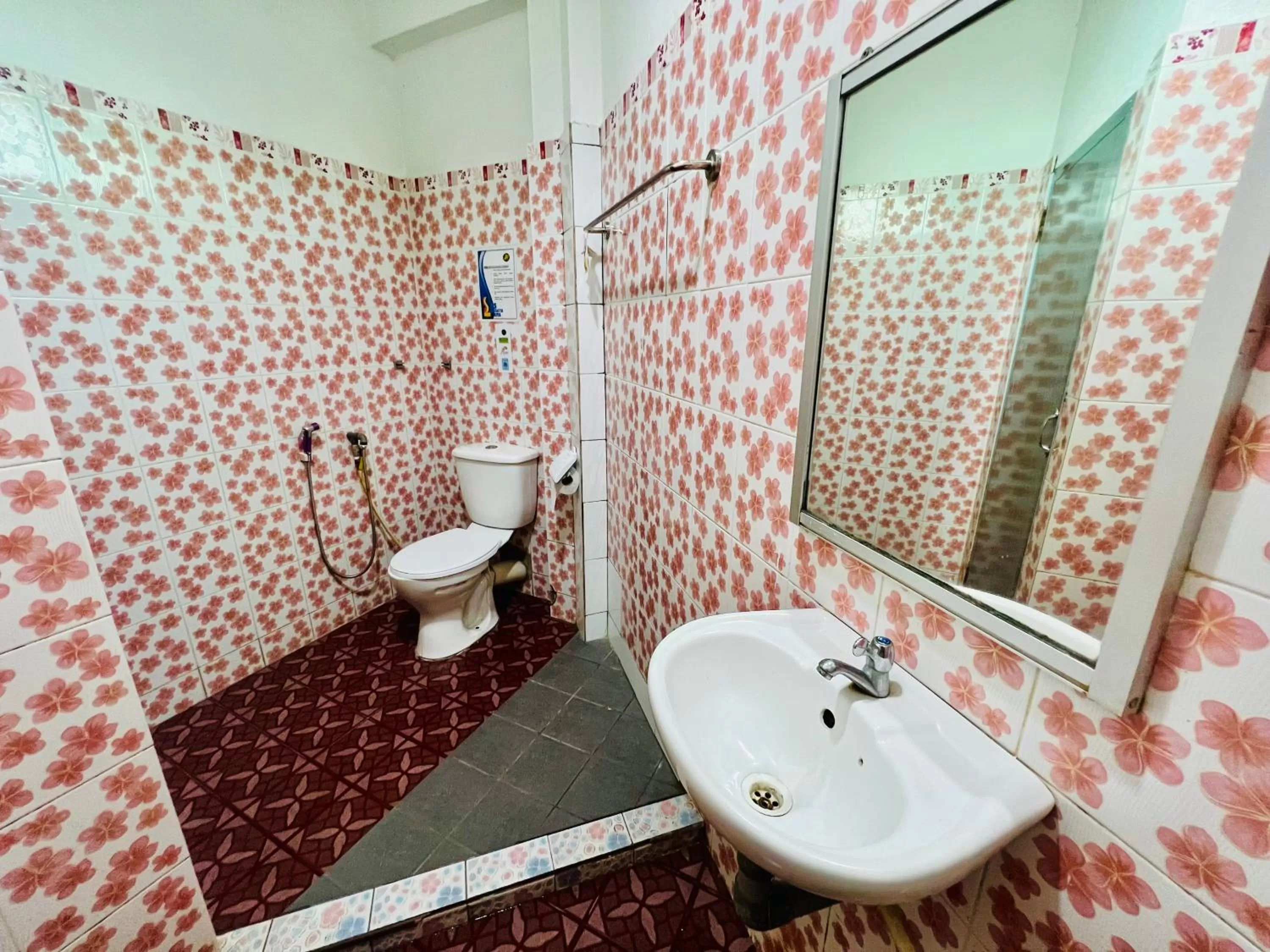 Shower, Bathroom in MJ inn