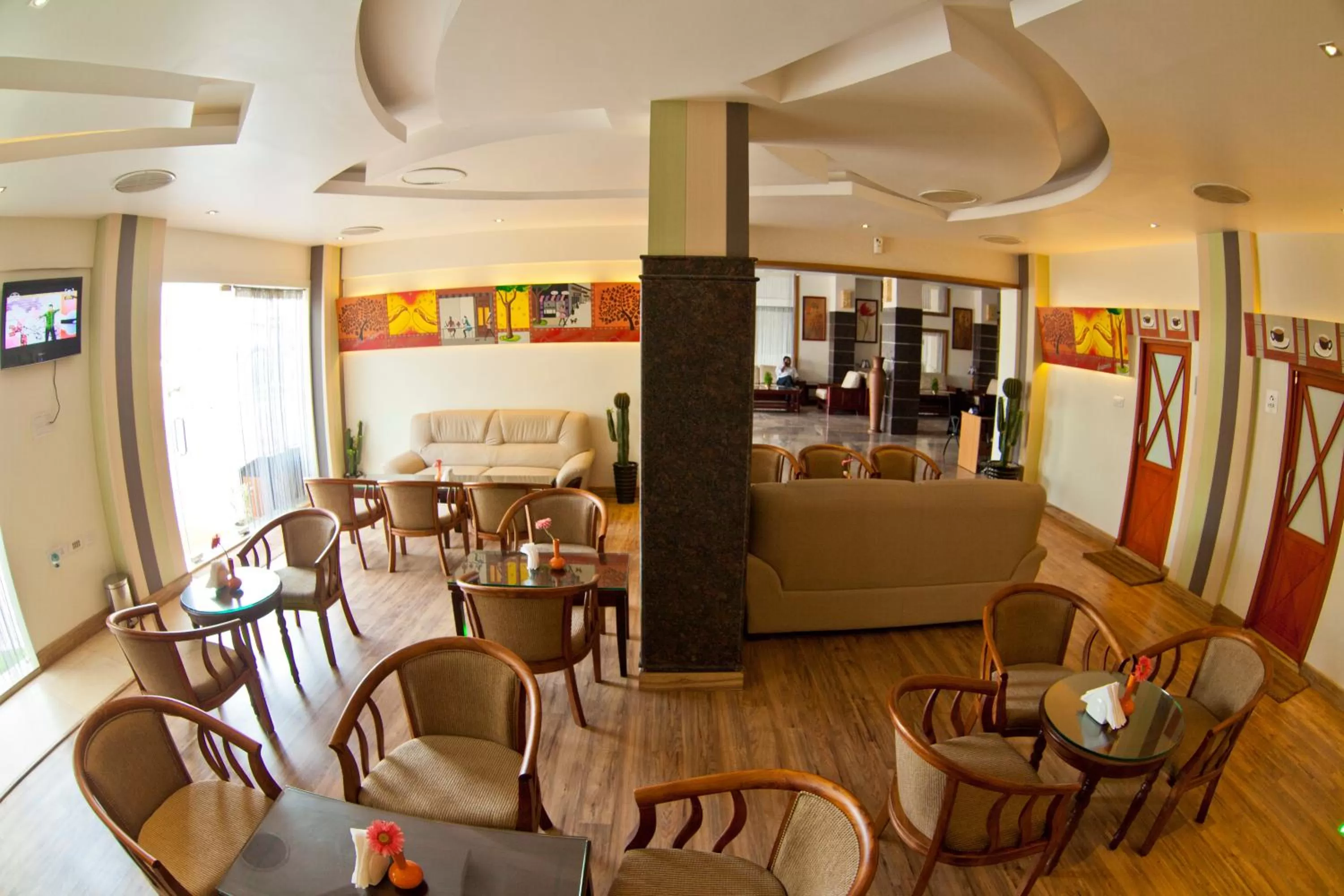 Restaurant/places to eat in Paramount Tower