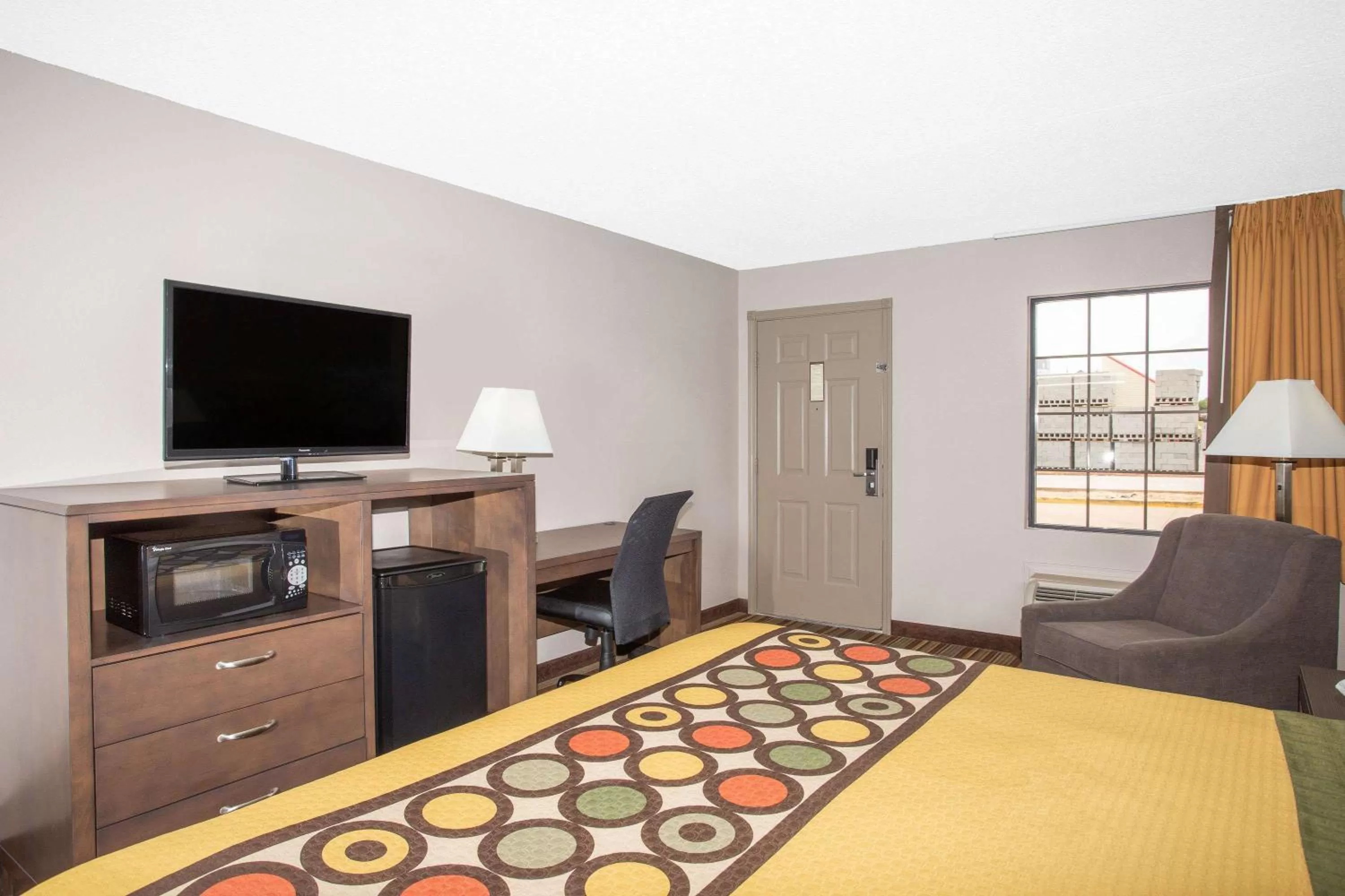 Photo of the whole room, Bed in Super 8 by Wyndham Springdale AR