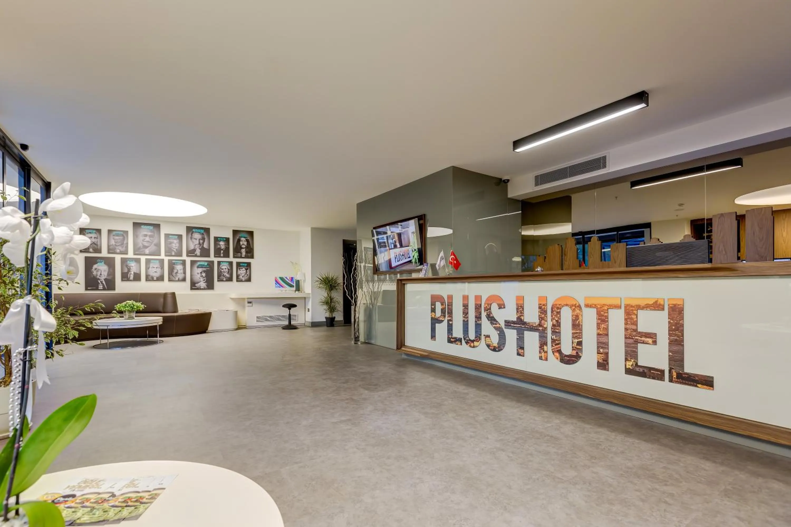 Lobby or reception in Plus Hotel Bostanci Atasehir
