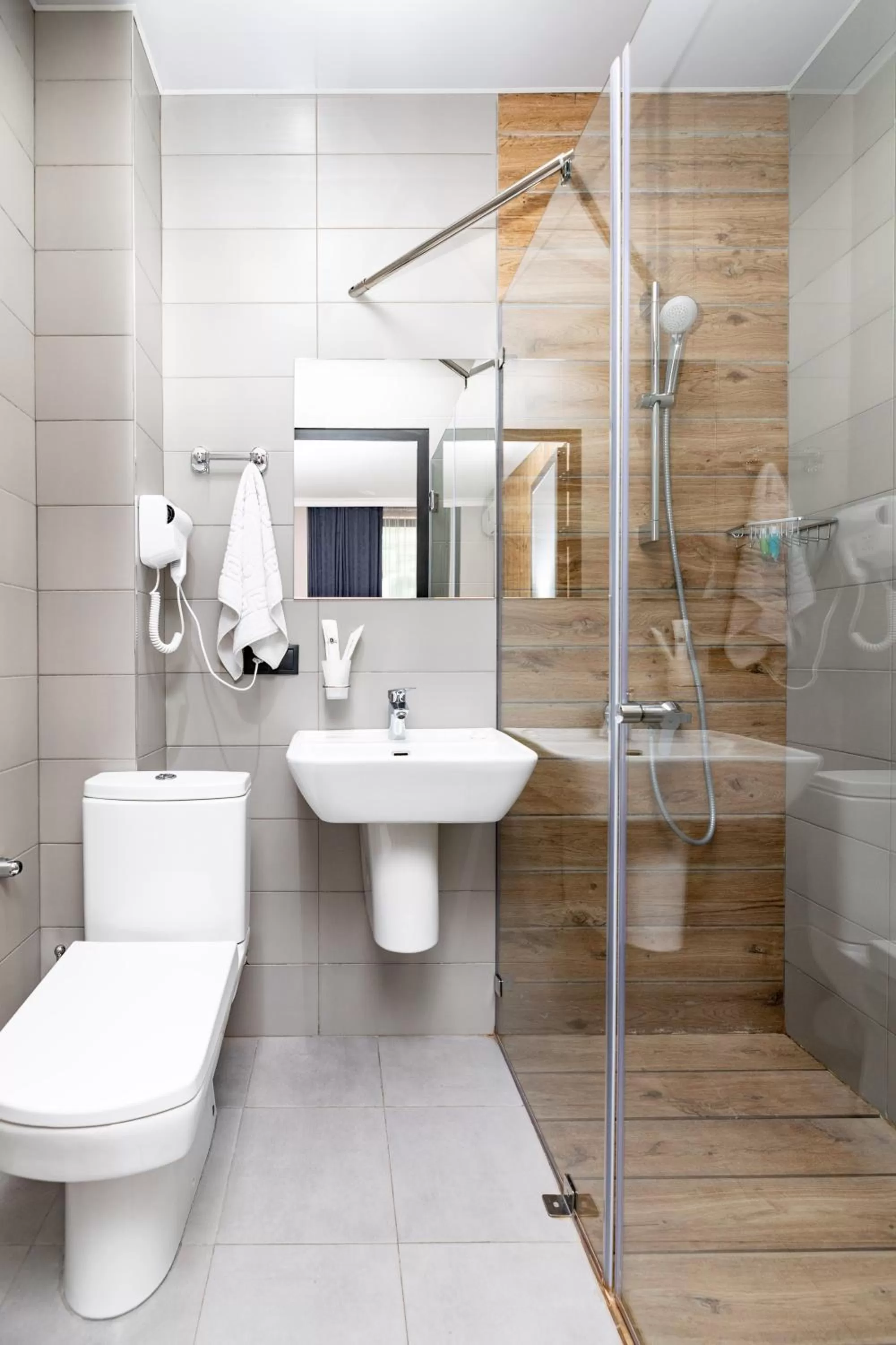 Shower in Old Side Corner