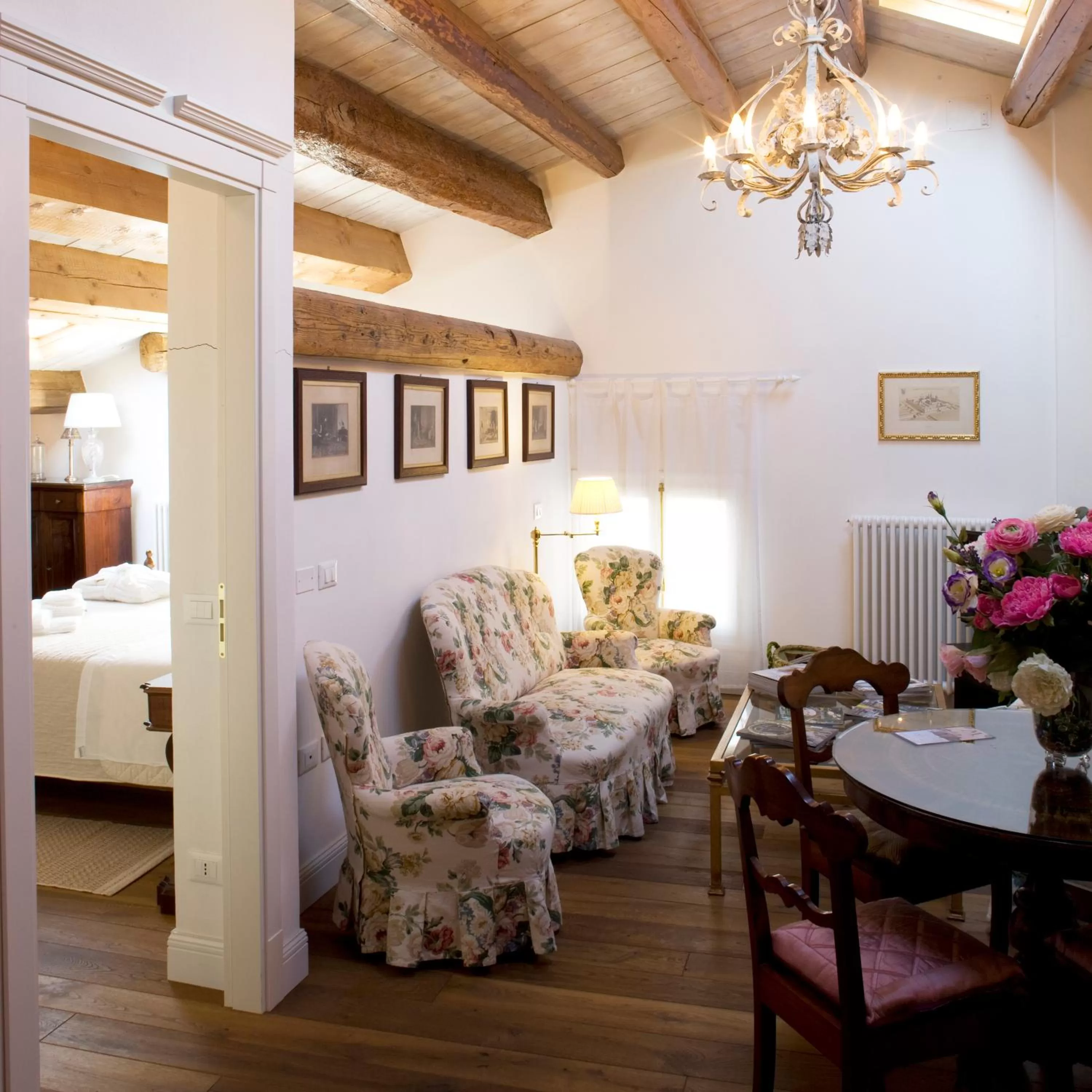 Living room, Bed in M Club De Luxe B&B