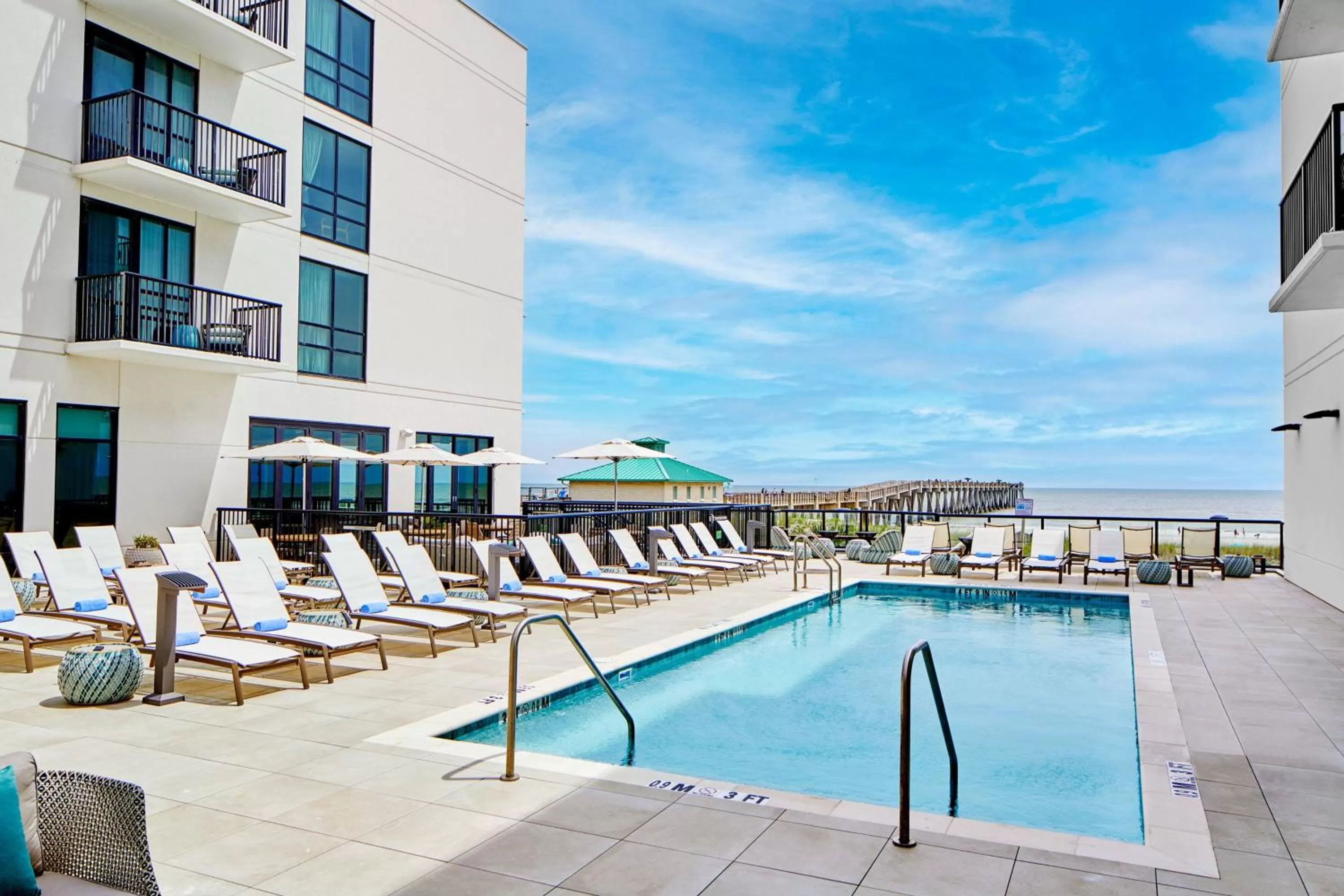 Swimming pool in SpringHill Suites by Marriott Jacksonville Beach Oceanfront