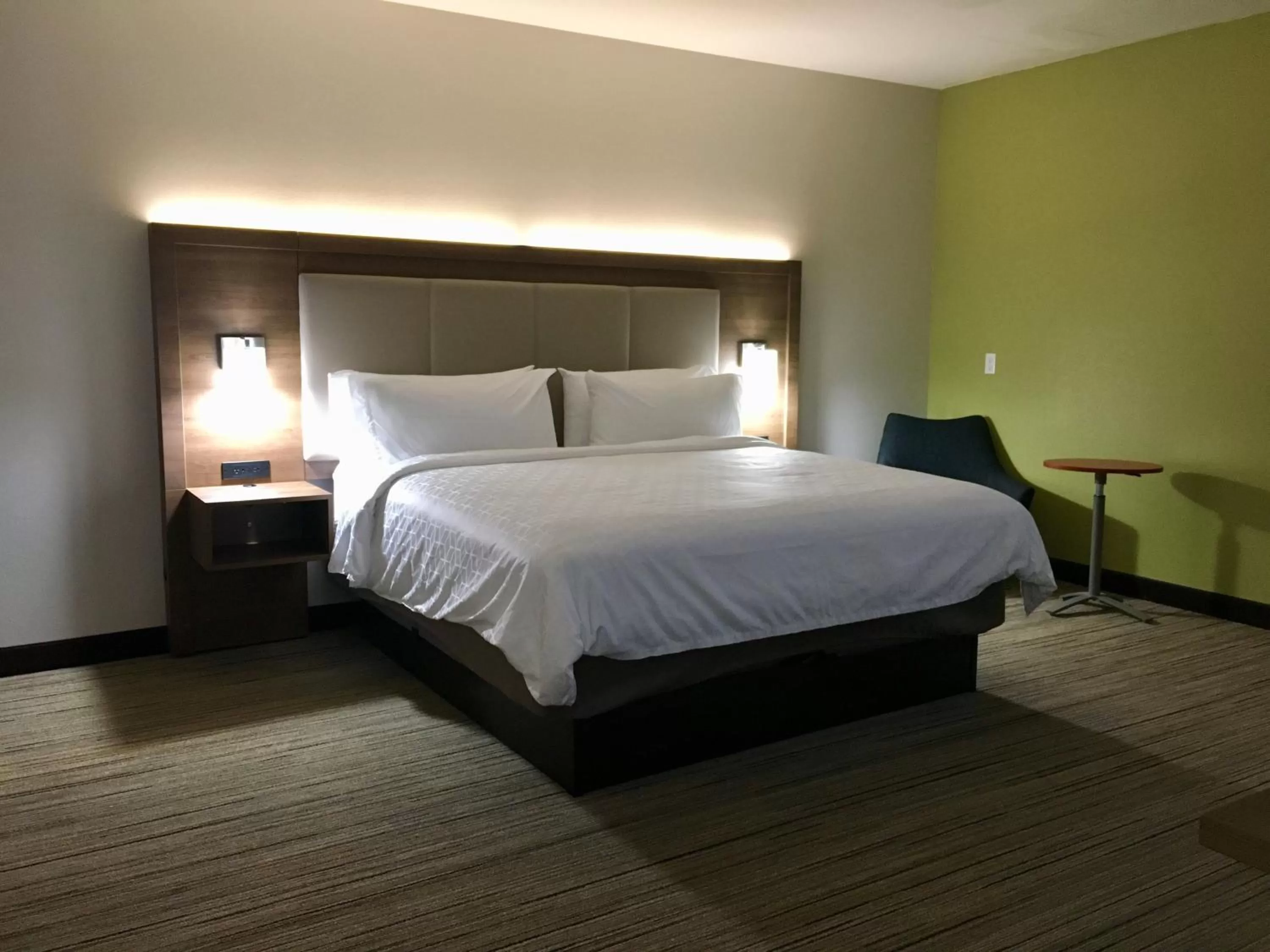 Photo of the whole room, Bed in Holiday Inn Express - Grand Island by IHG