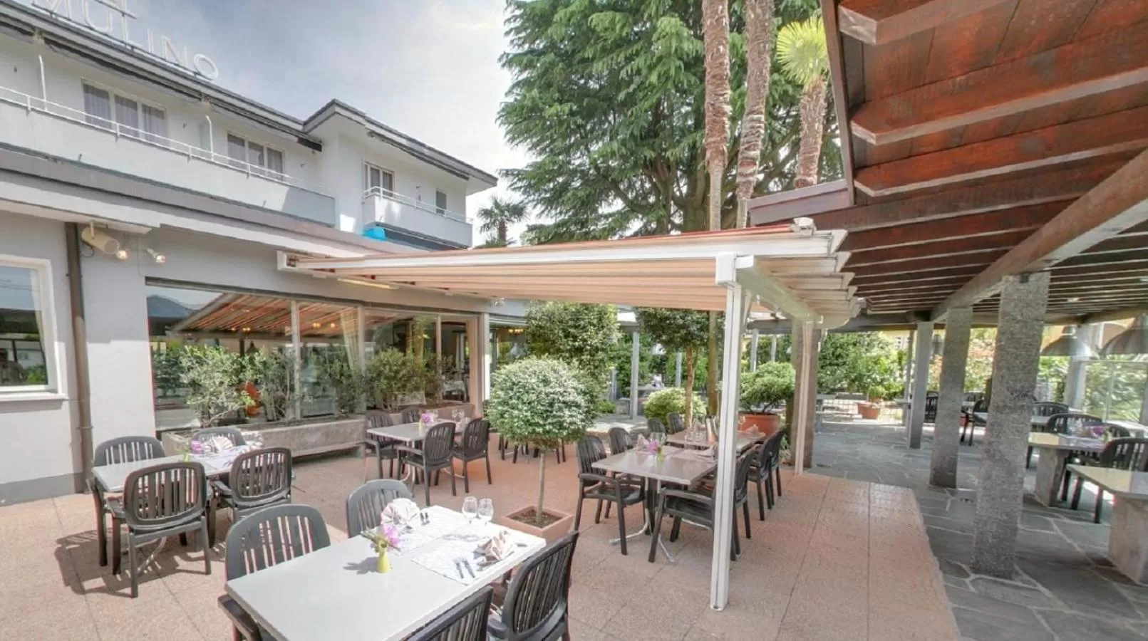 Restaurant/places to eat in Ascona Lodge, Pool & Garden Retreat