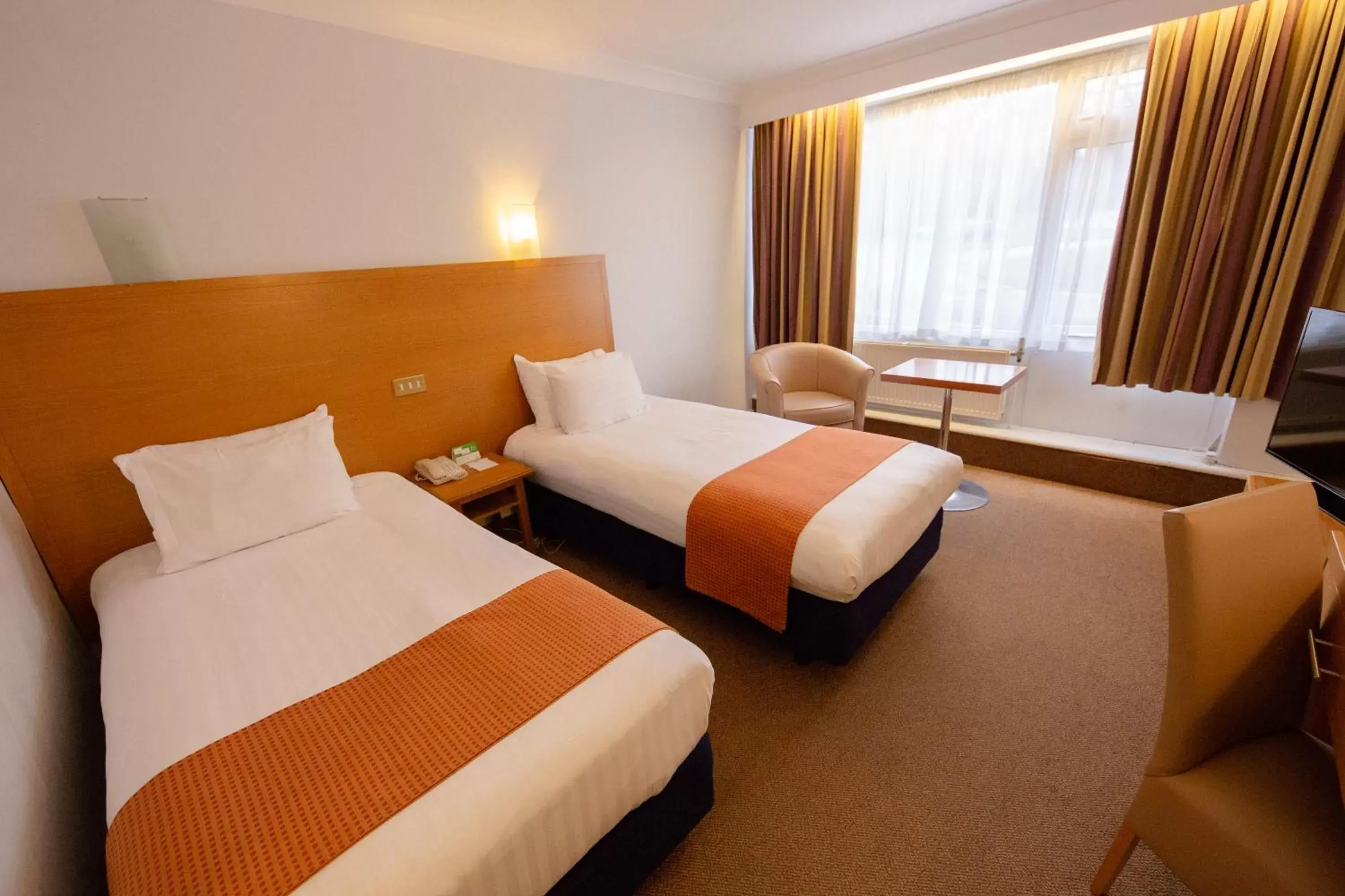 Standard Room with Two Single Beds in Holiday Inn Newport by IHG Standard Room with Two Single Beds in Holiday Inn Newport by IHG