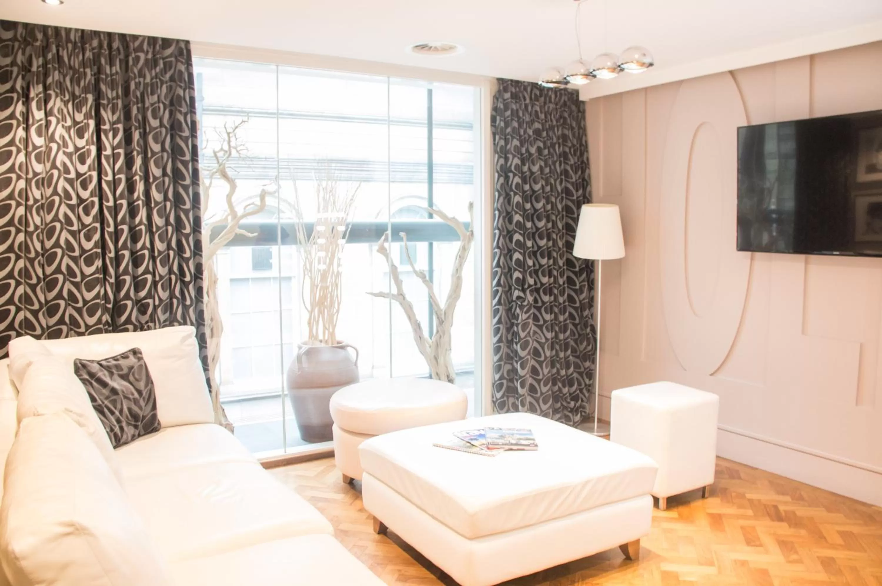 Photo of the whole room in Le Monde Hotel