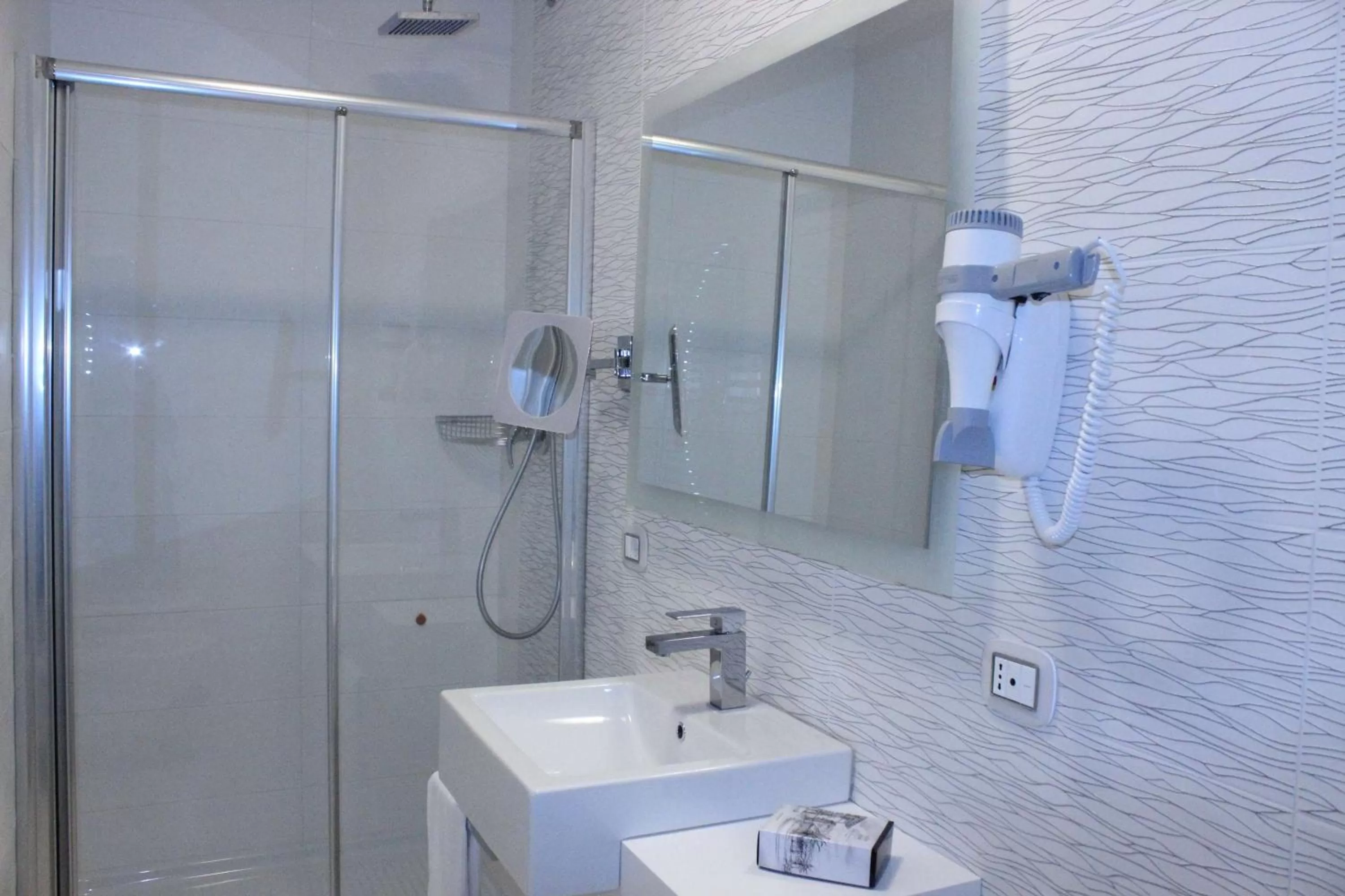 Bathroom in Best Western Plus Hotel Perla Del Porto