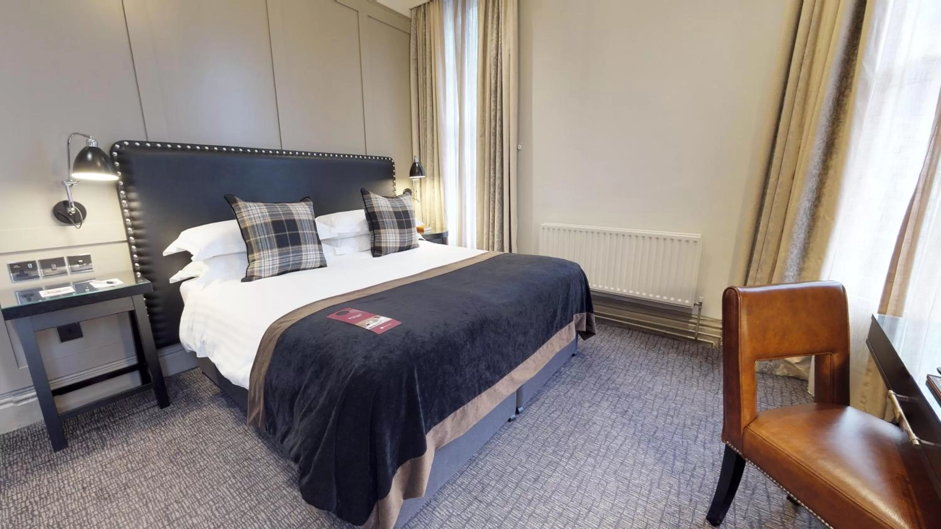 Bedroom, Bed in Macdonald Burlington Hotel