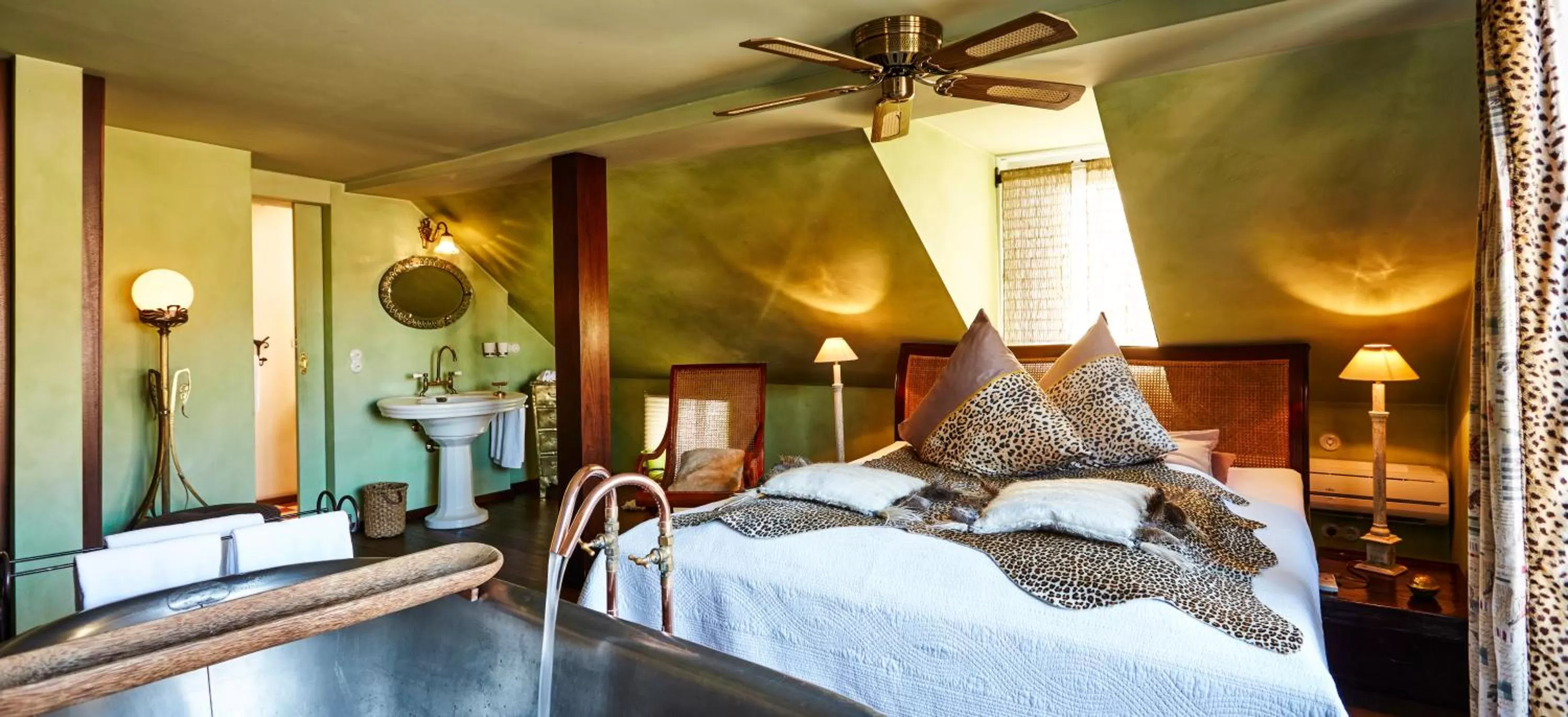 Photo of the whole room, Bed in Der Zauberlehrling