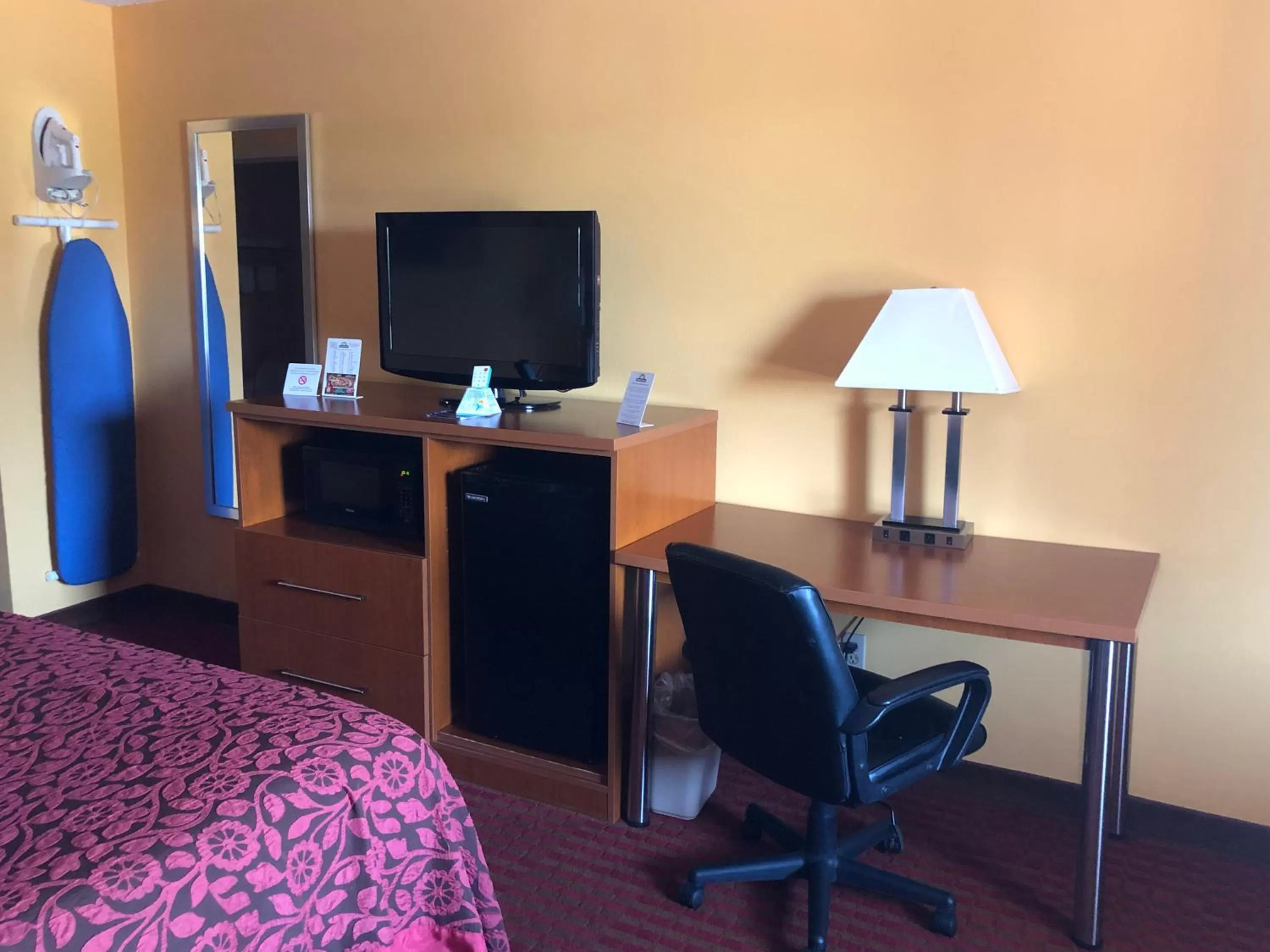 Standard King Room - Smoking in Days Inn by Wyndham Franklin