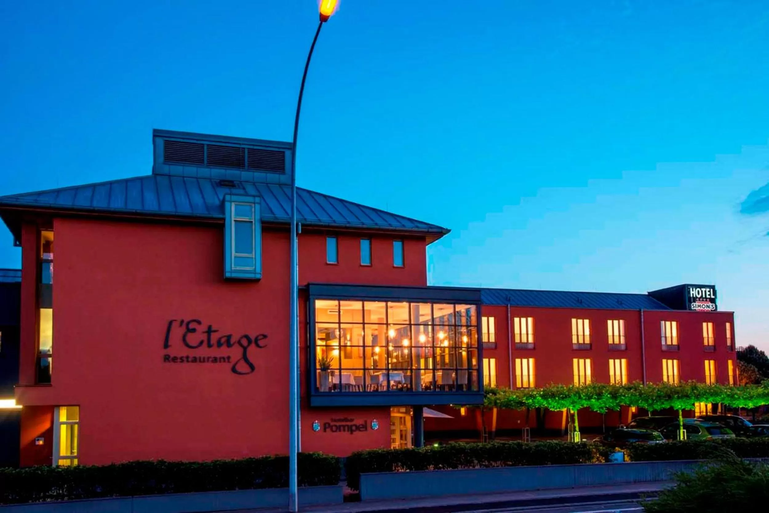 Facade/entrance in Hotel Simon's Plaza