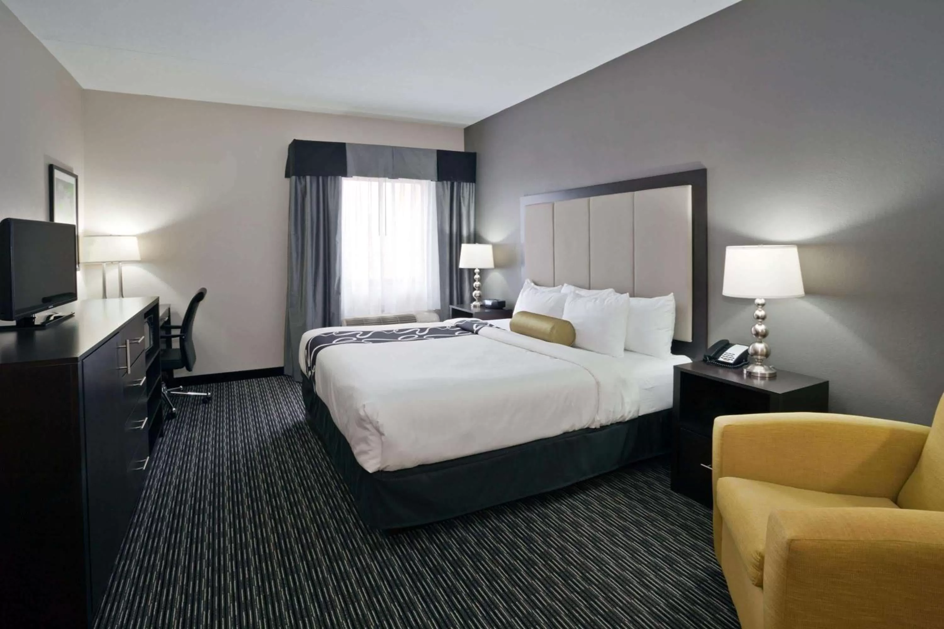 Photo of the whole room, Bed in La Quinta Inn & Suites by Wyndham Detroit Metro Airport
