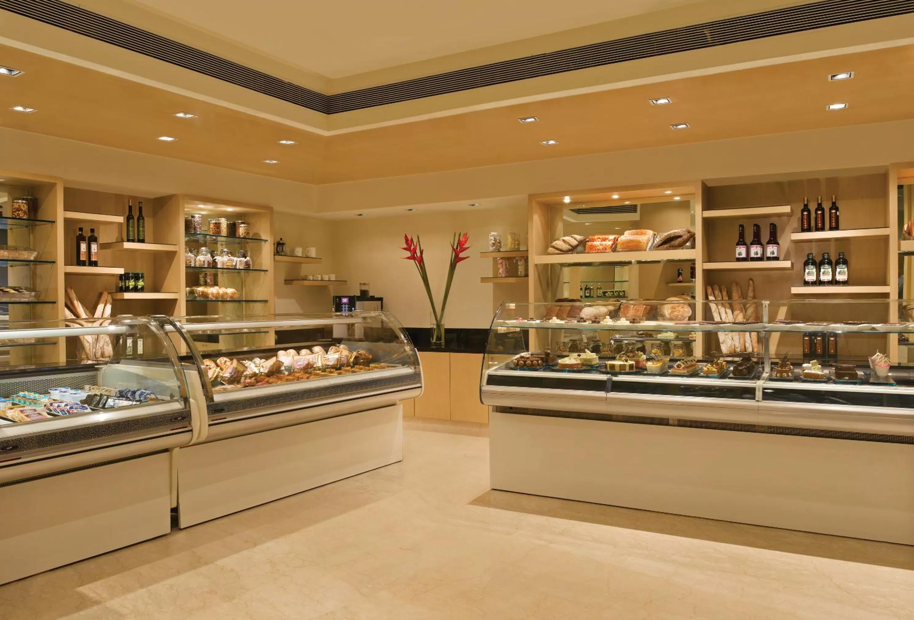 Restaurant/places to eat in Trident Bandra Kurla