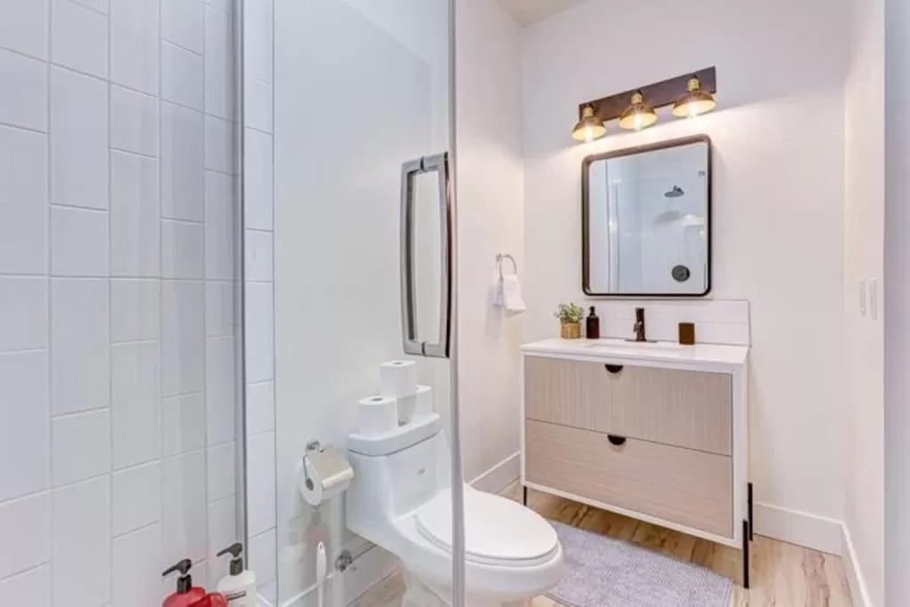 Shower in Mountain Retreat, Pool & Hot Tub, BBQ, Patio, King Bed, Sleeps 6!