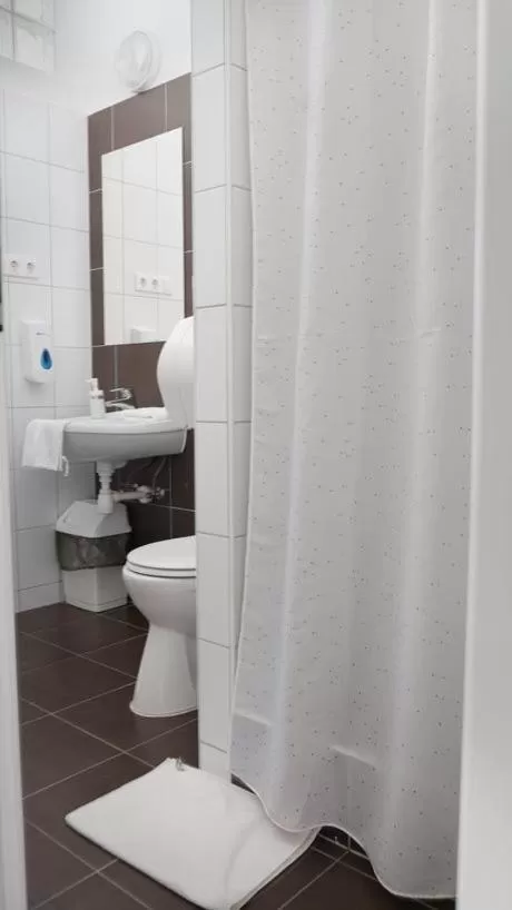 Bathroom in Teke Bowling Centrum és Sport Panzió