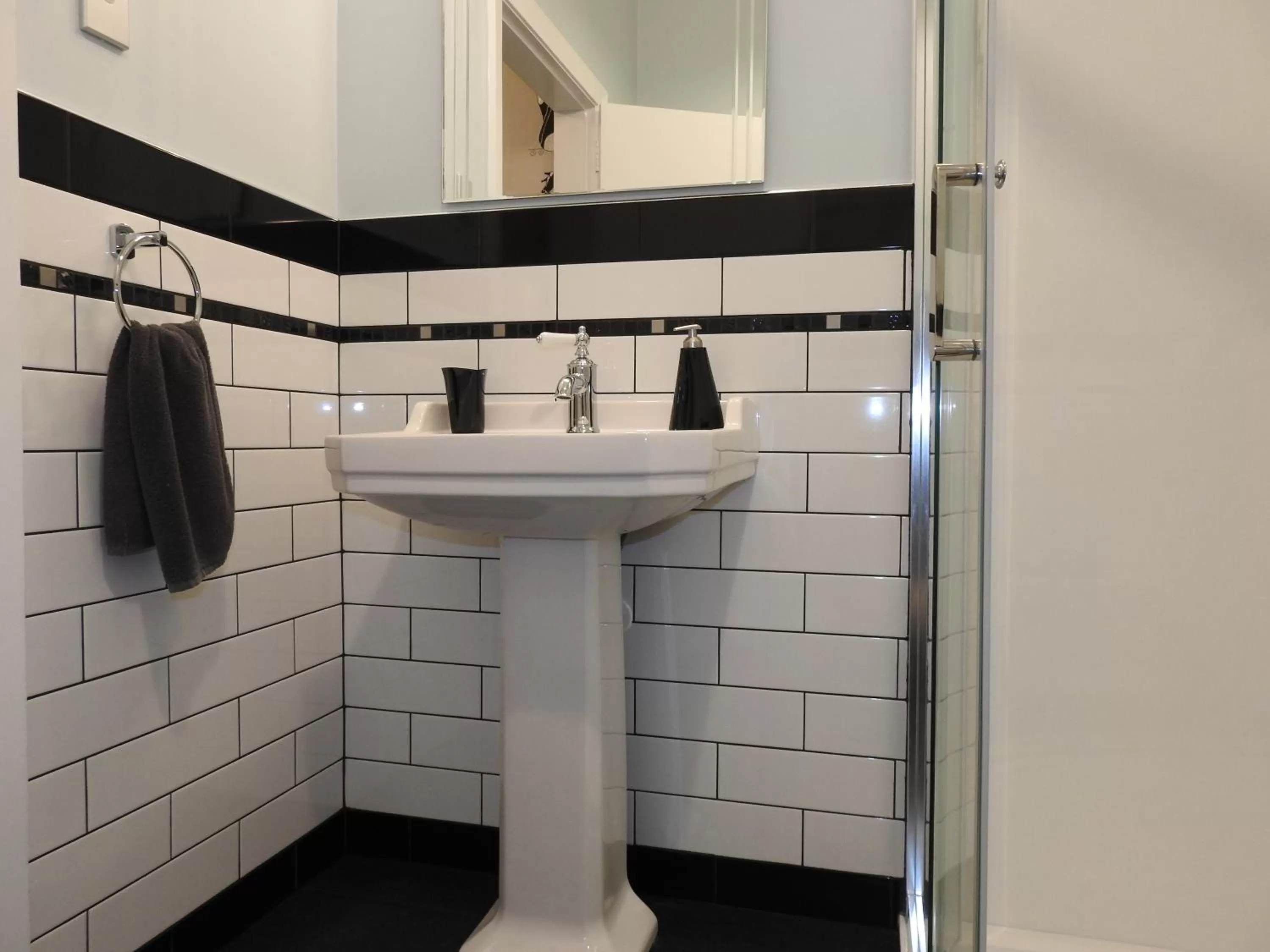 Shower, Bathroom in Gardner Court Motel