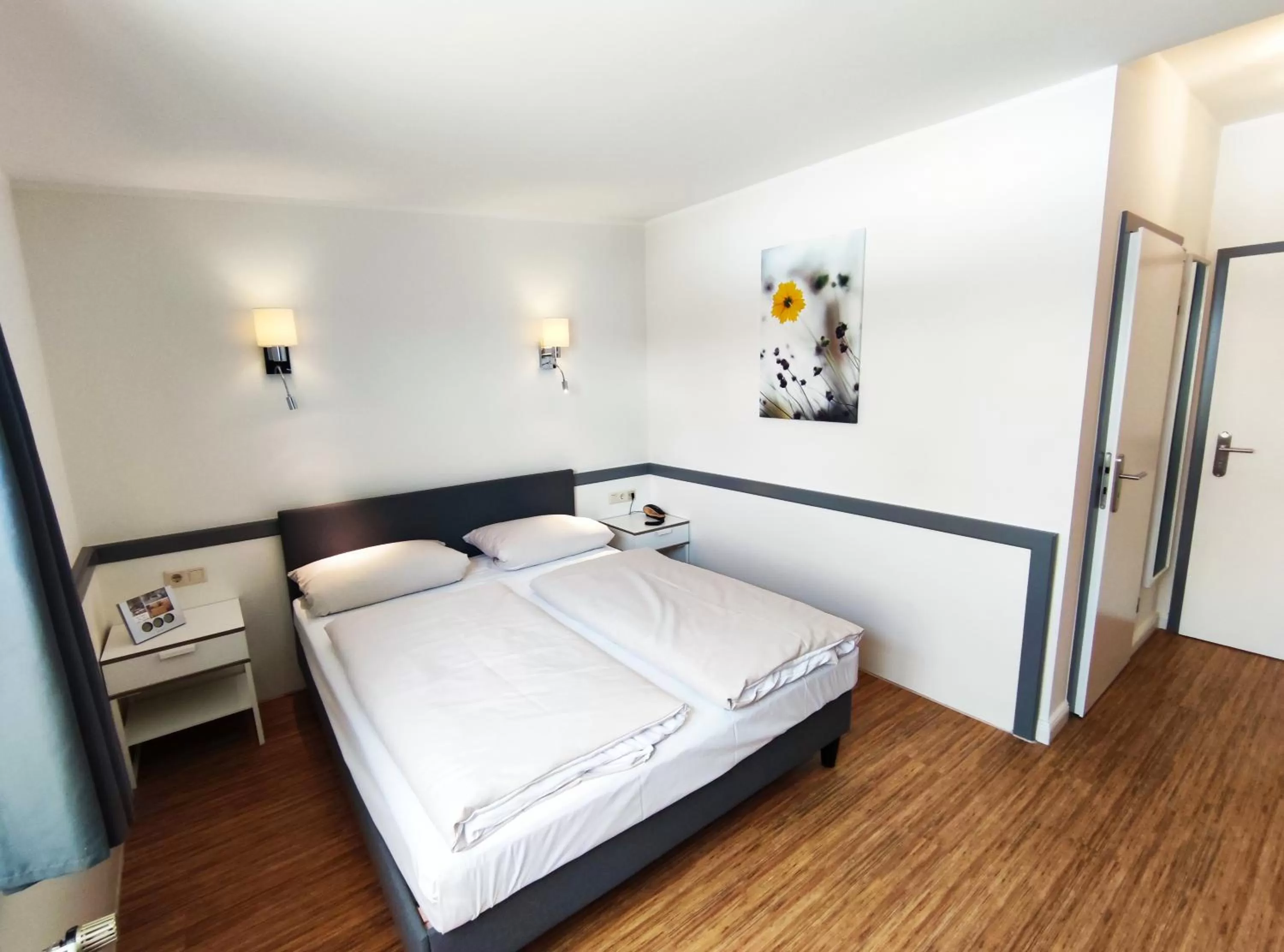 Bed in Schäfers Hotel, Self-Check-in, Cafe und Bäcker am Hotel