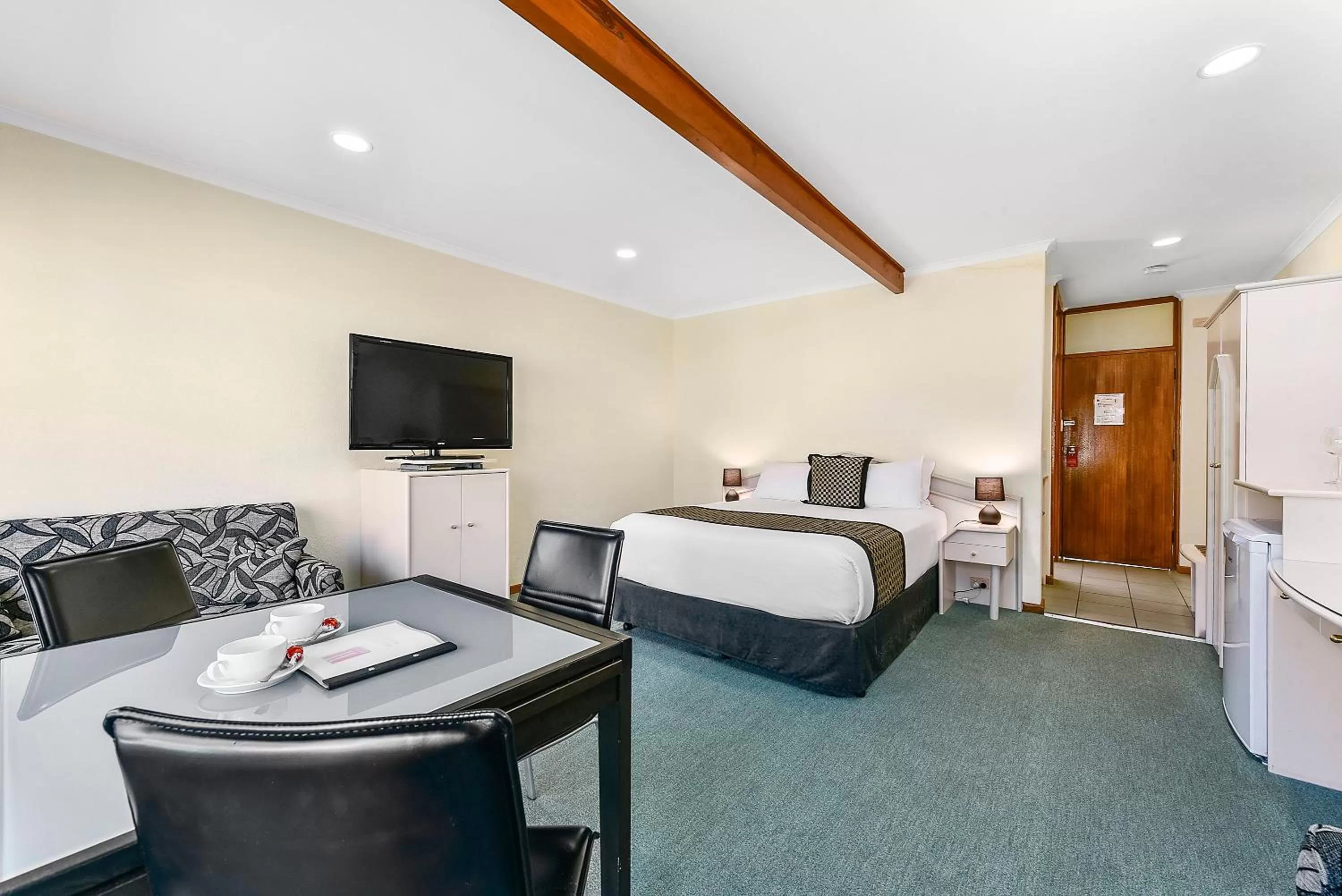 Photo of the whole room, Bed in William Macintosh Motor Lodge