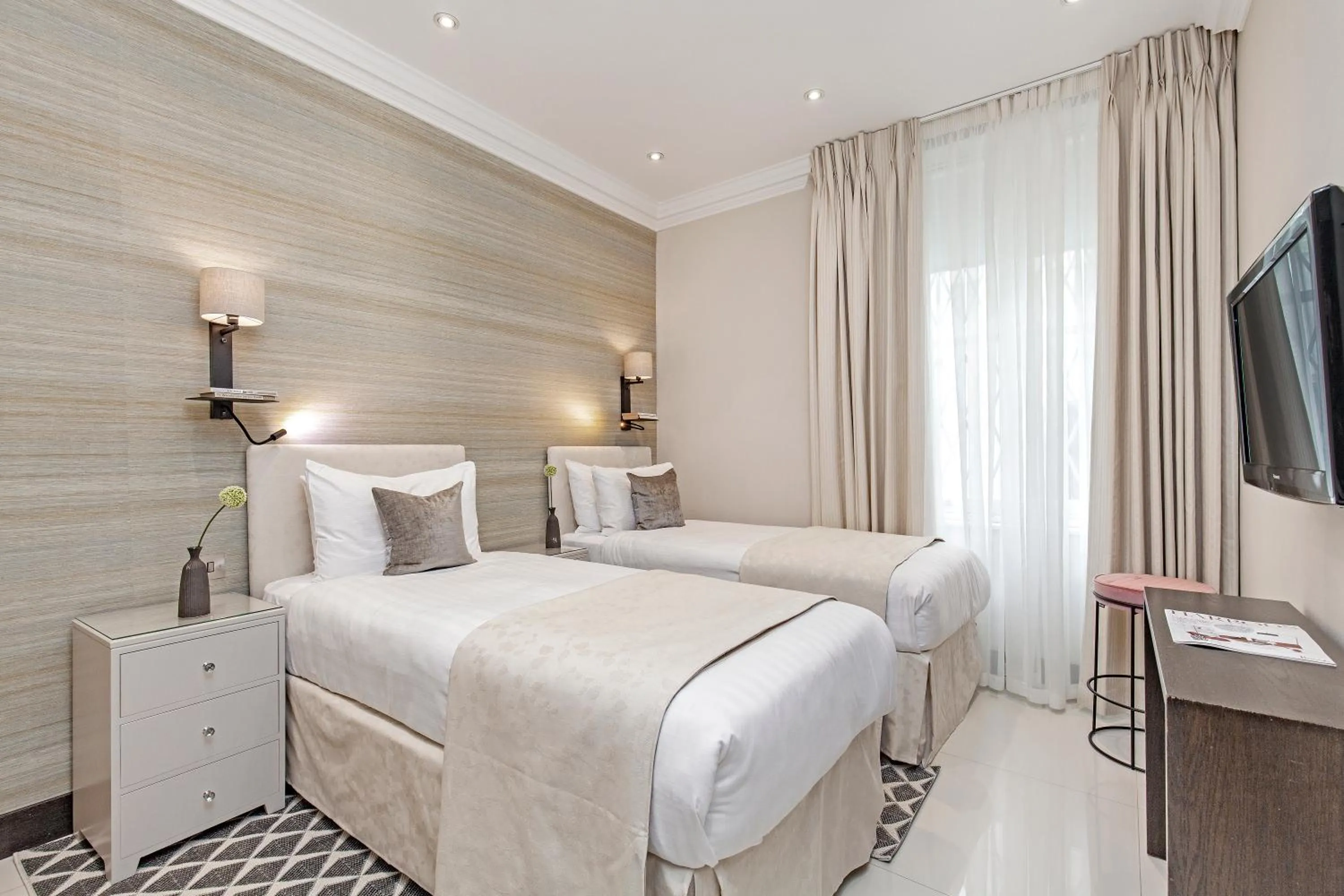 Bedroom, Bed in 130 Queen's Gate Apartments