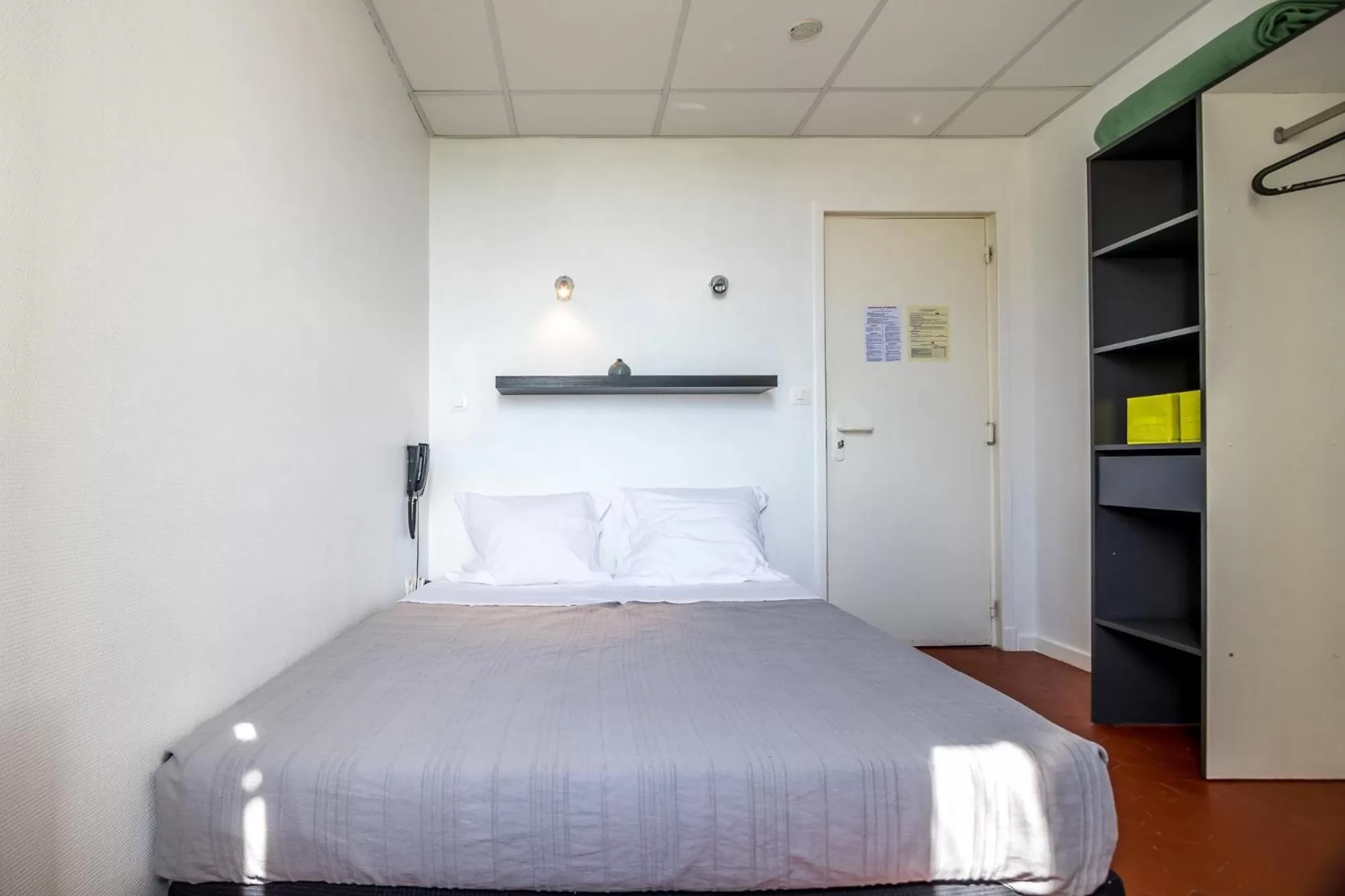 Bedroom, Bed in Hôtel des Moulins