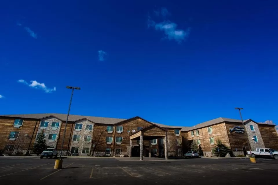 Facade/entrance in High Country Suites