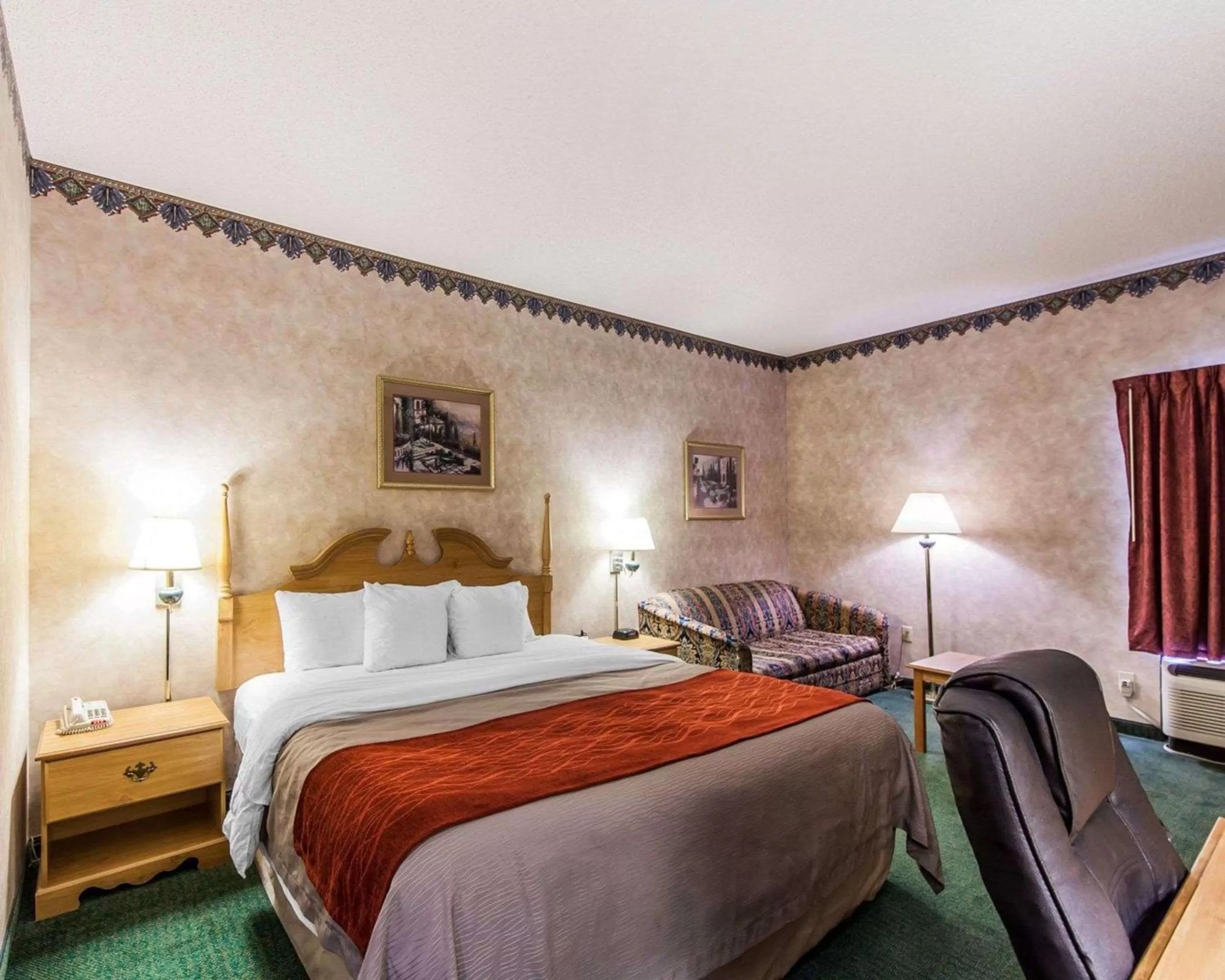 Photo of the whole room, Bed in Econo Lodge Newport Smoky Mountains Gateway