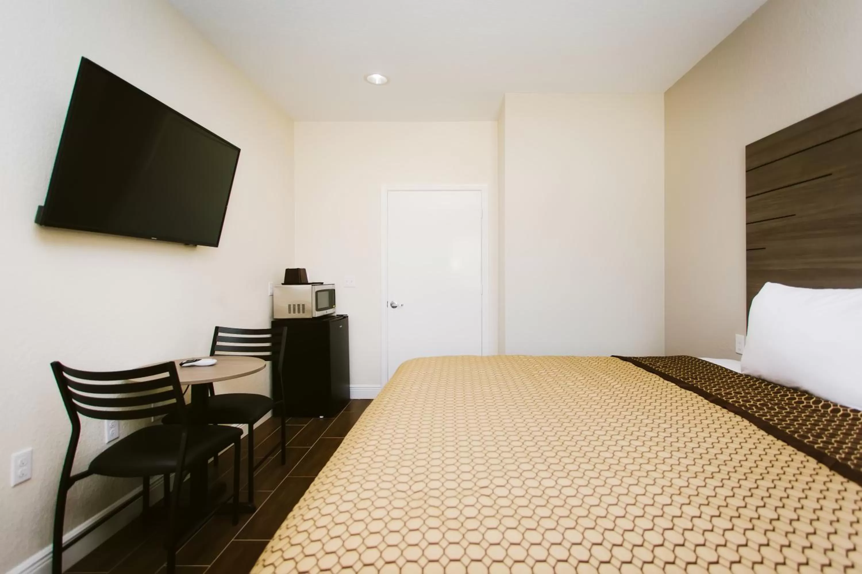 Bed in scottish inn & suites