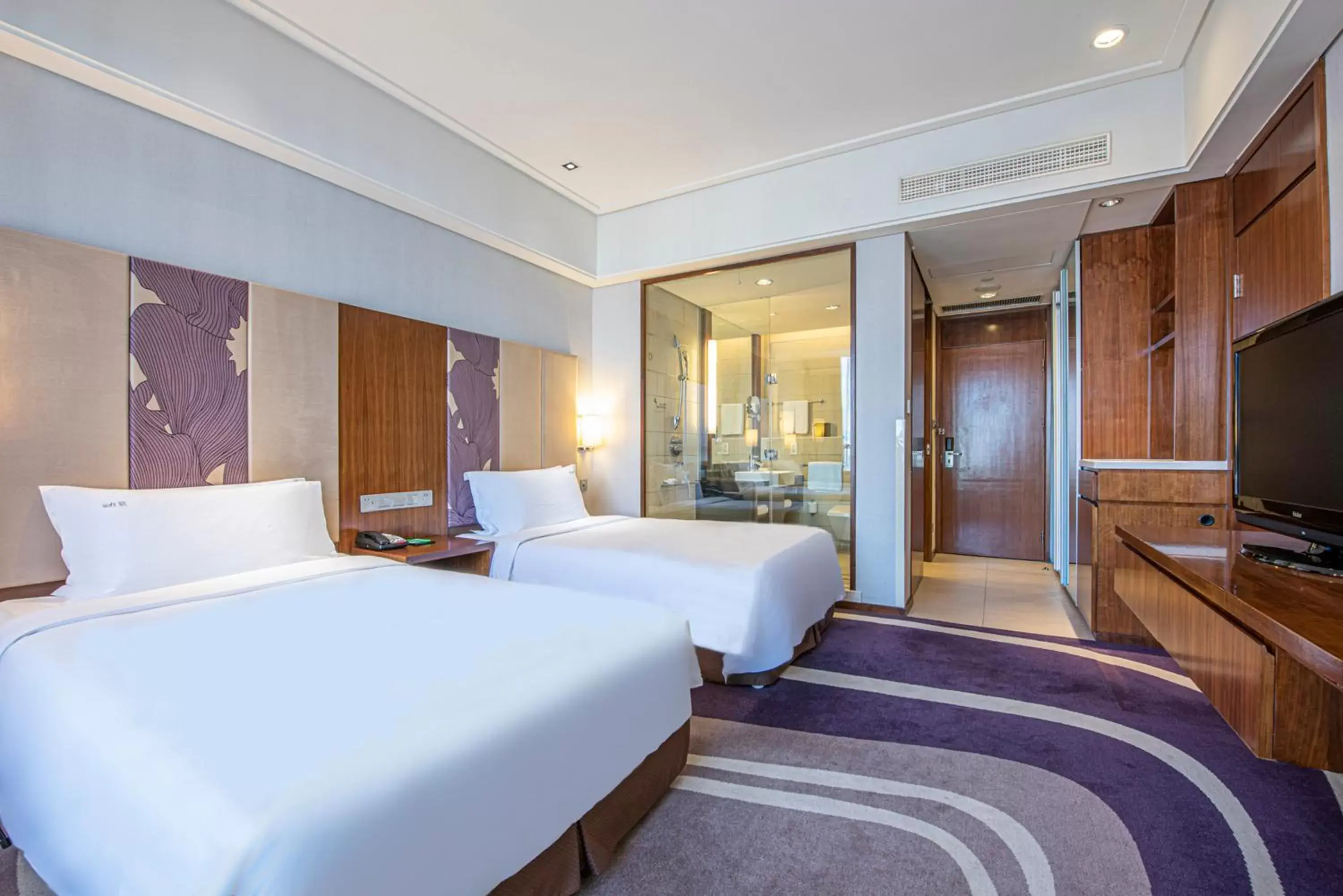 Premium Room in Holiday Inn Qingdao City Center, an IHG Hotel - Shopping MALL Premium Room in Holiday Inn Qingdao City Center, an IHG Hotel - Shopping MALL