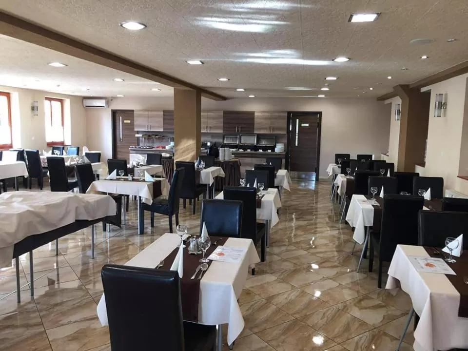 Restaurant/Places to Eat in Royal Hotel