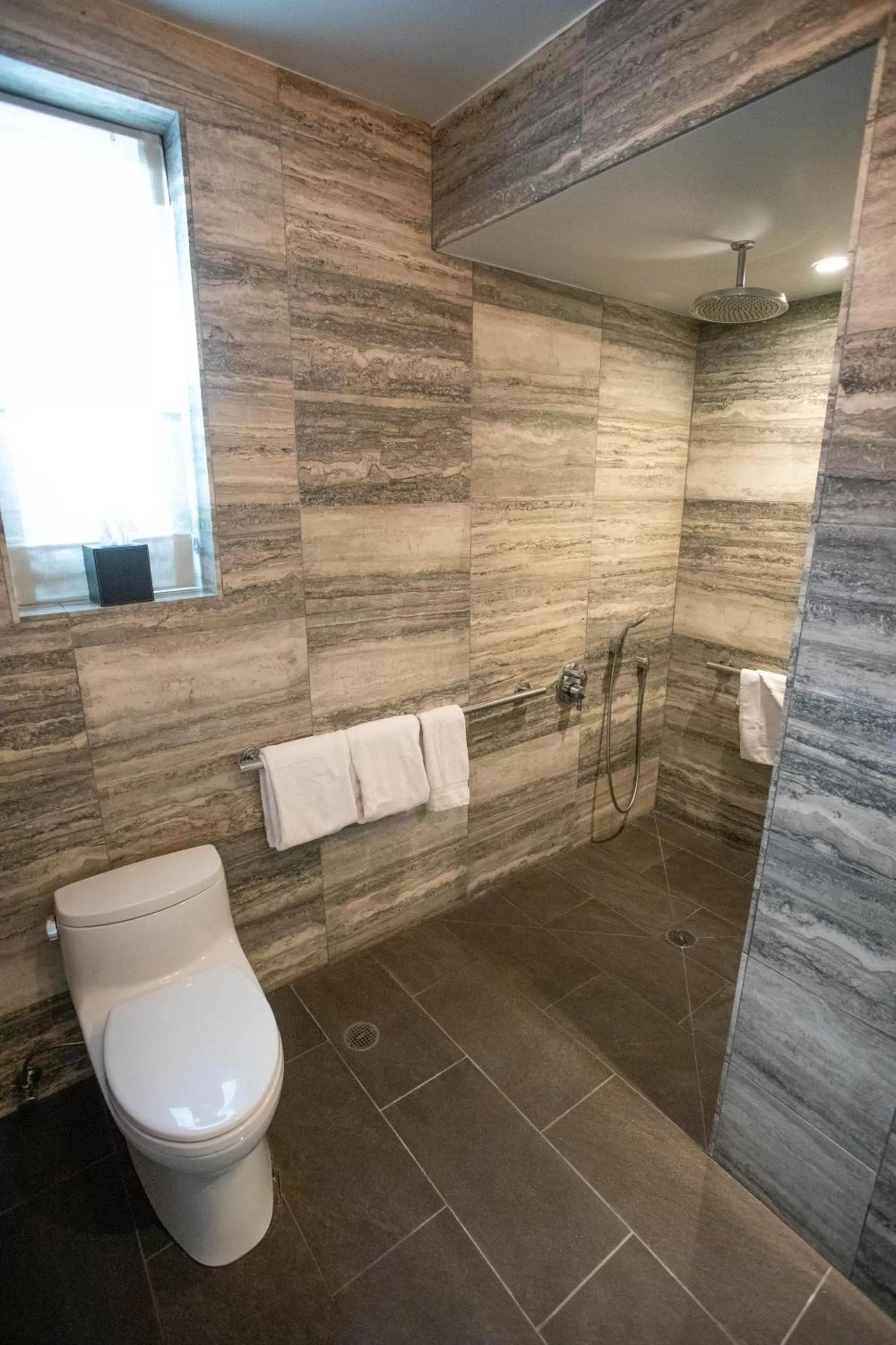 Bathroom in Lexington Plaza Hotel