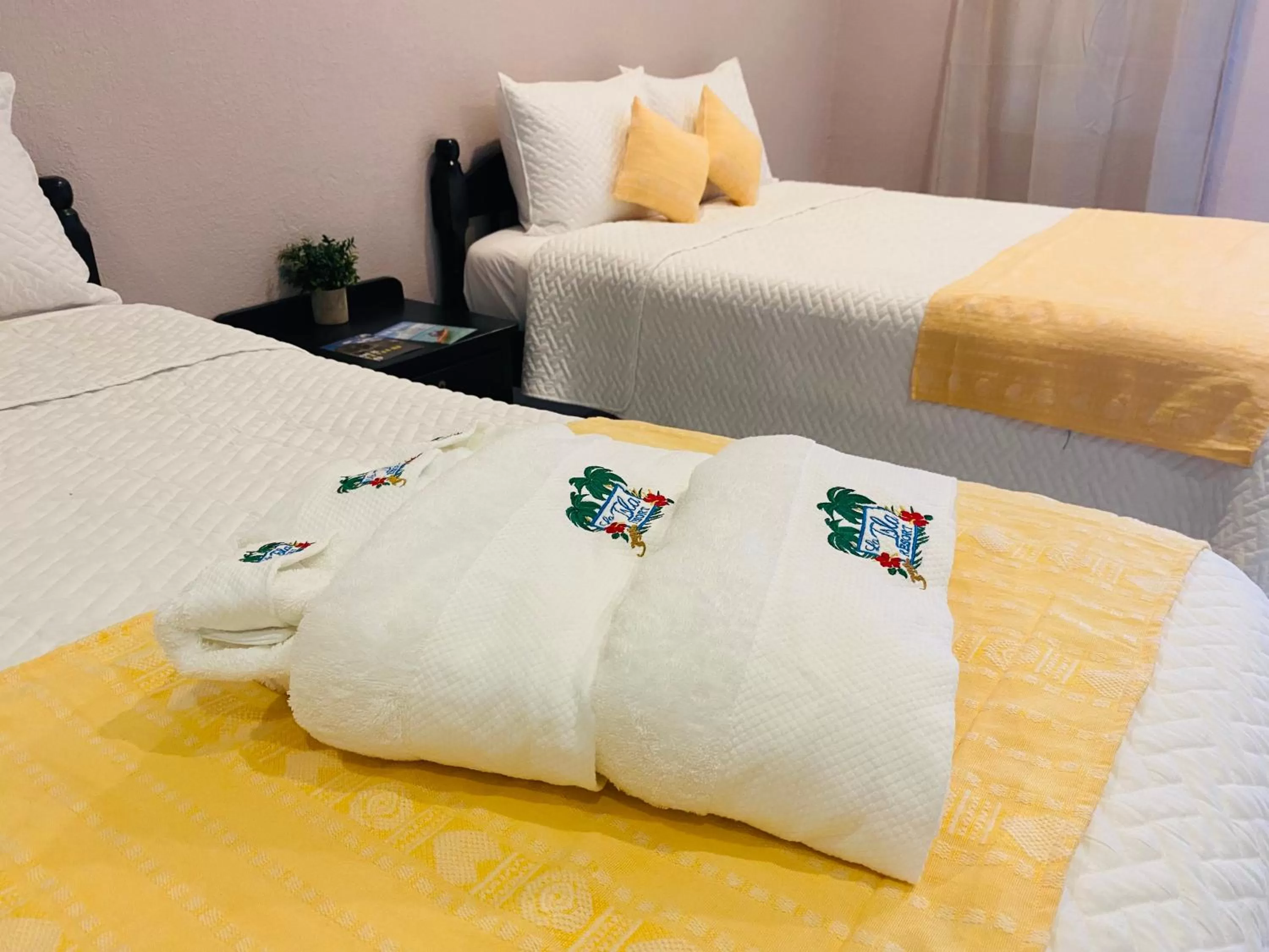 Bedroom, Bed in La Isla Resort