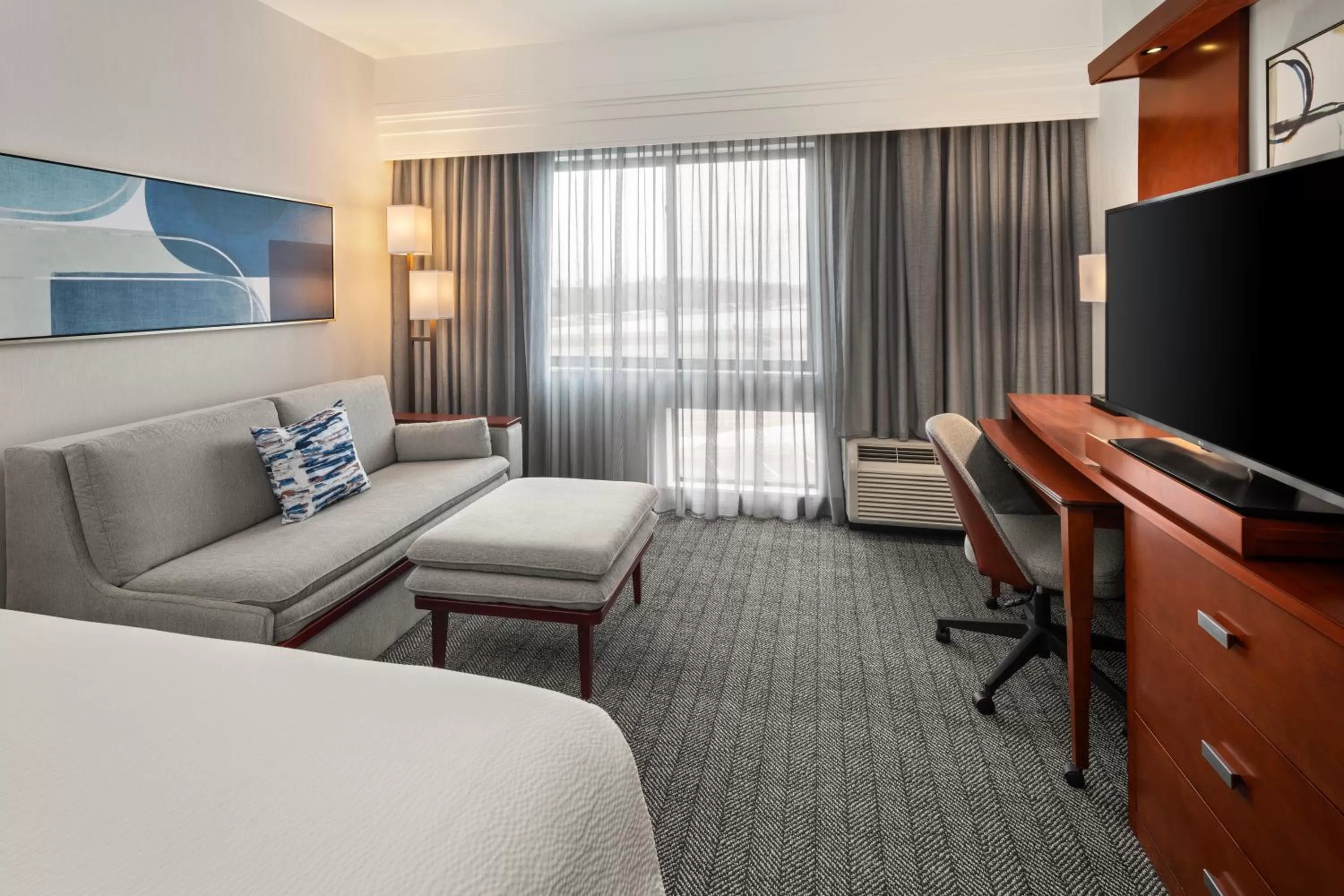 Bedroom, Bed in Courtyard Mankato Hotel & Event Center