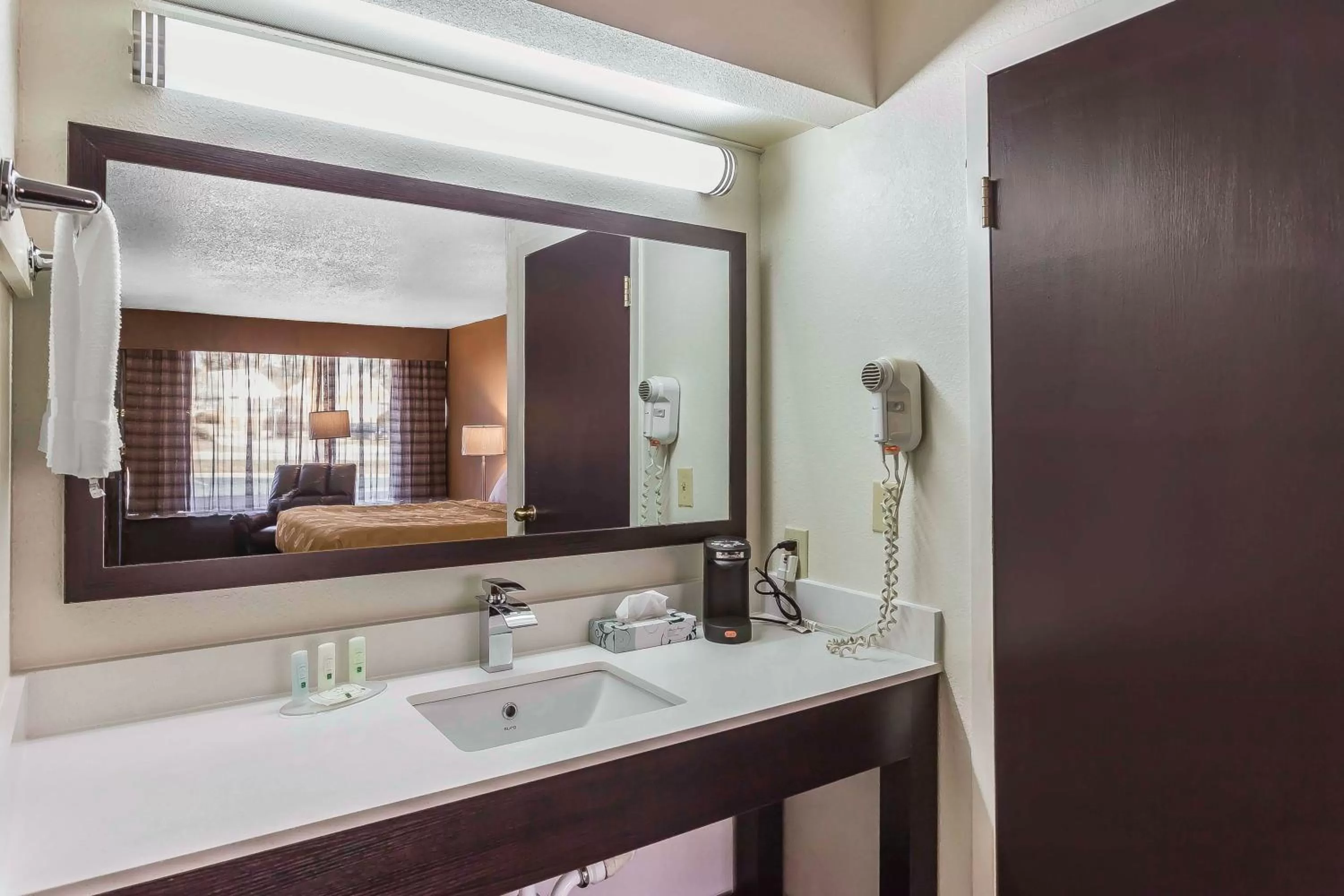 Bathroom, Bed in Quality Inn South Boston - Danville East