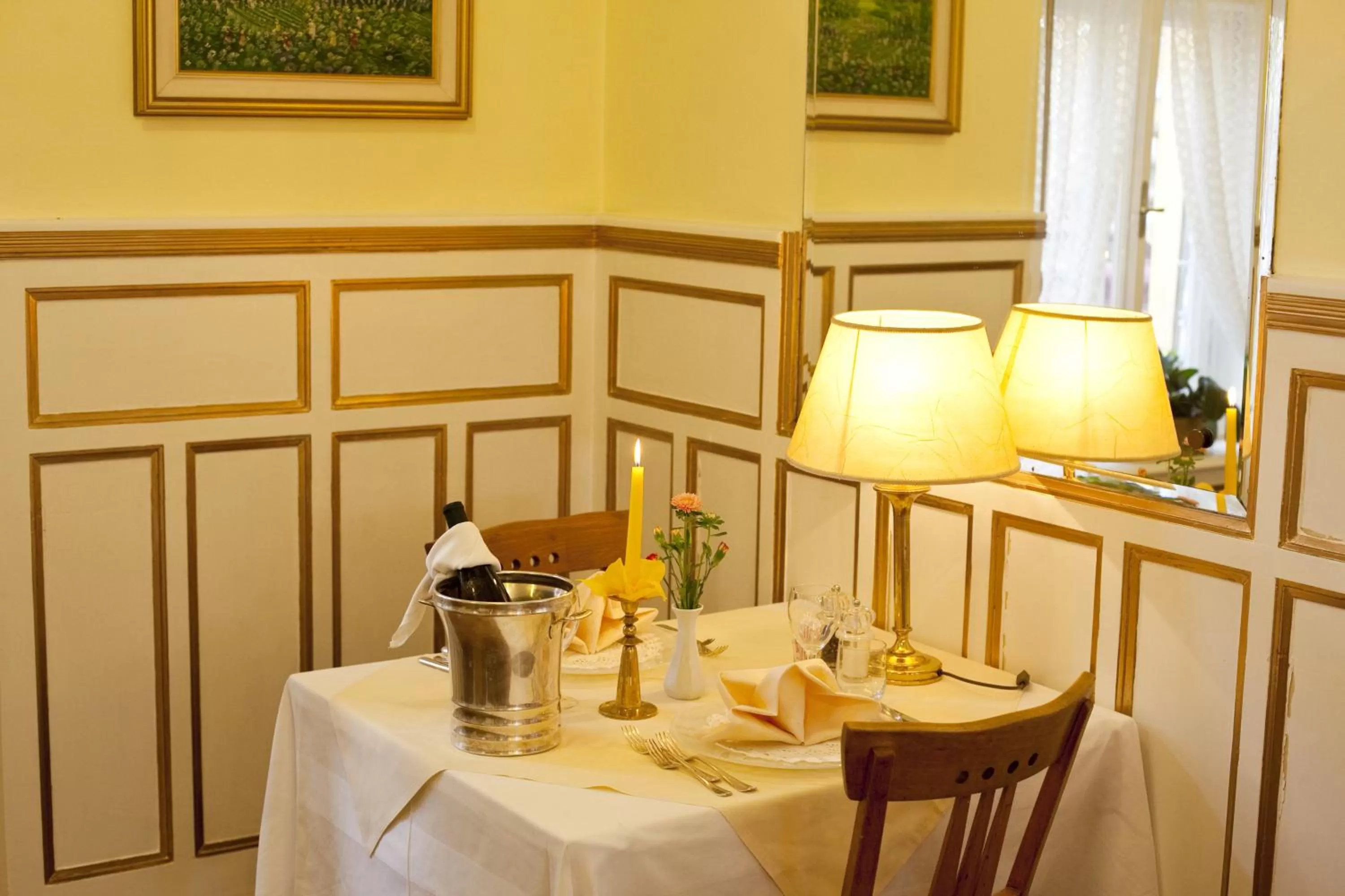 Restaurant/places to eat in Hotel Villa Westend