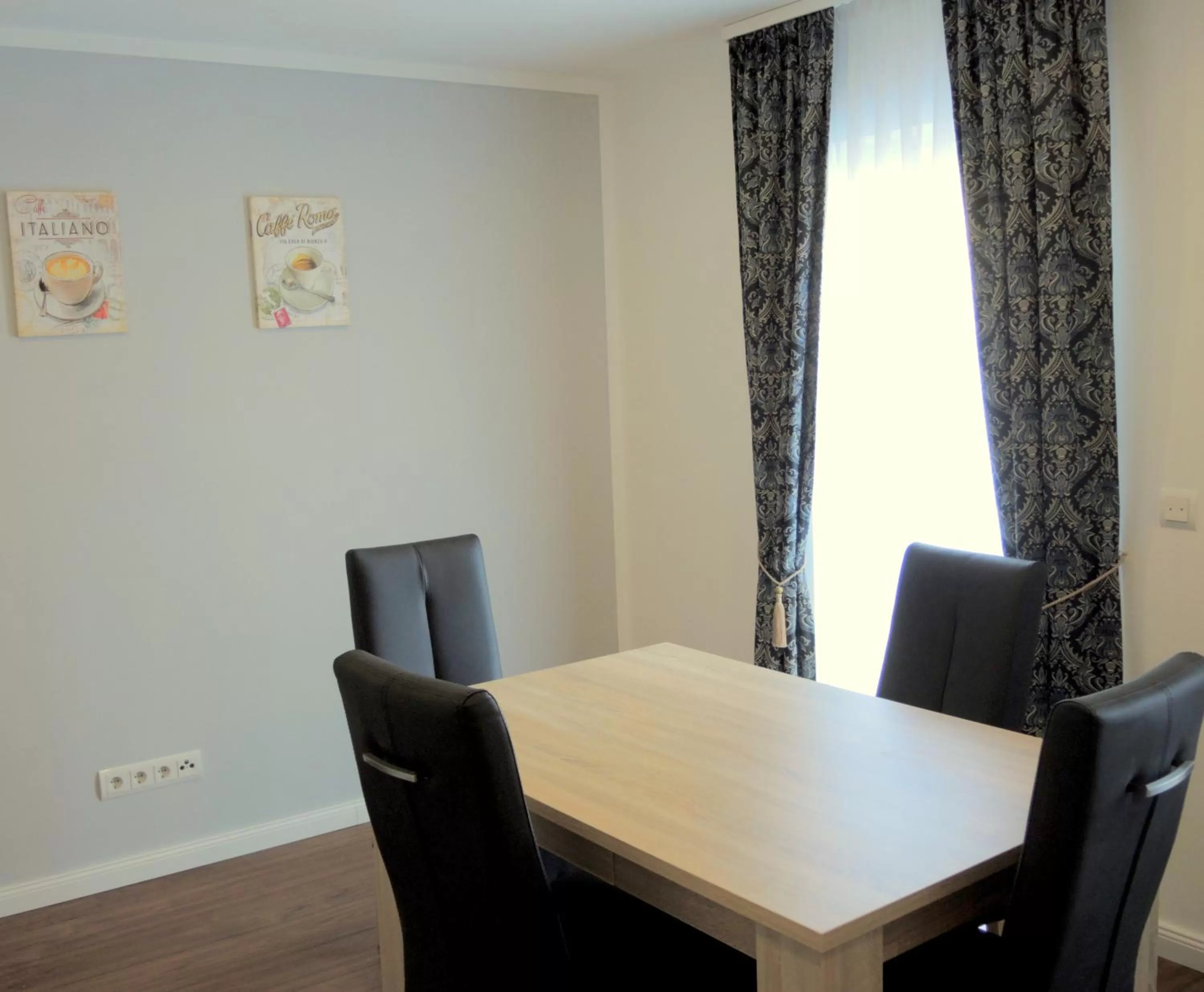 Dining Area in Merkel Villa Apartamente