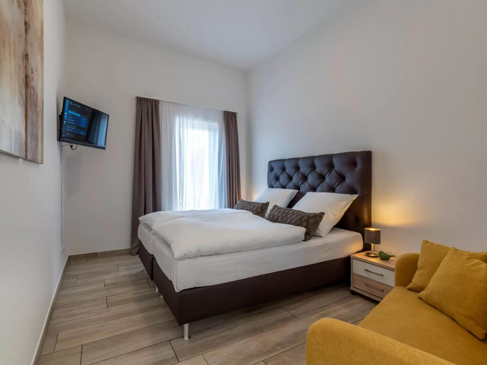 Bed in GLEUEL INN - digital hotel & serviced apartments & boardinghouse mit voll ausgestatteten Küchen