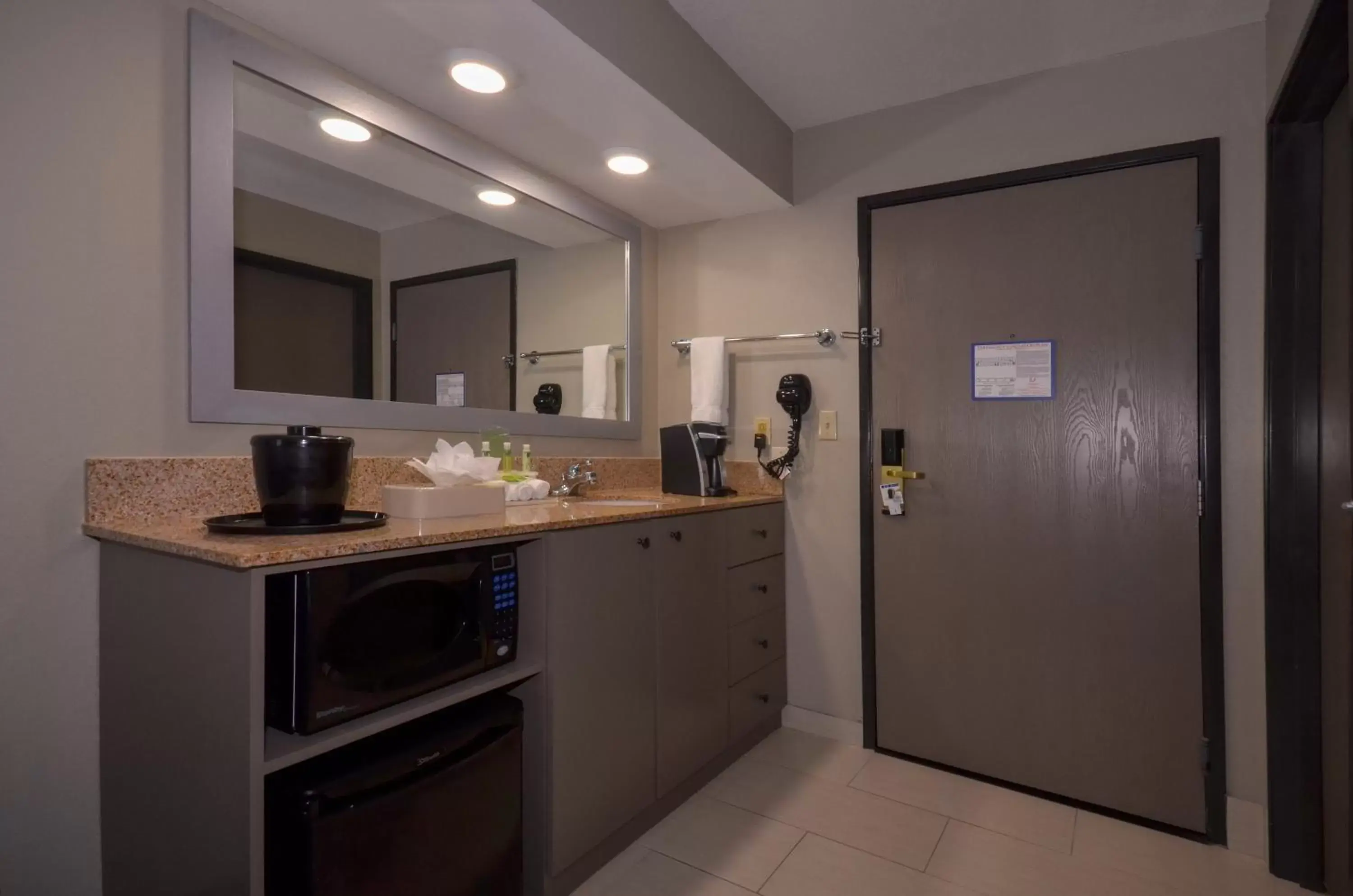 King Room with Kitchenette - Non-Smoking in Holiday Inn Express & Suites Fayetteville University of Arkansas Area by IHG King Room with Kitchenette - Non-Smoking in Holiday Inn Express & Suites Fayetteville University of Arkansas Area by IHG