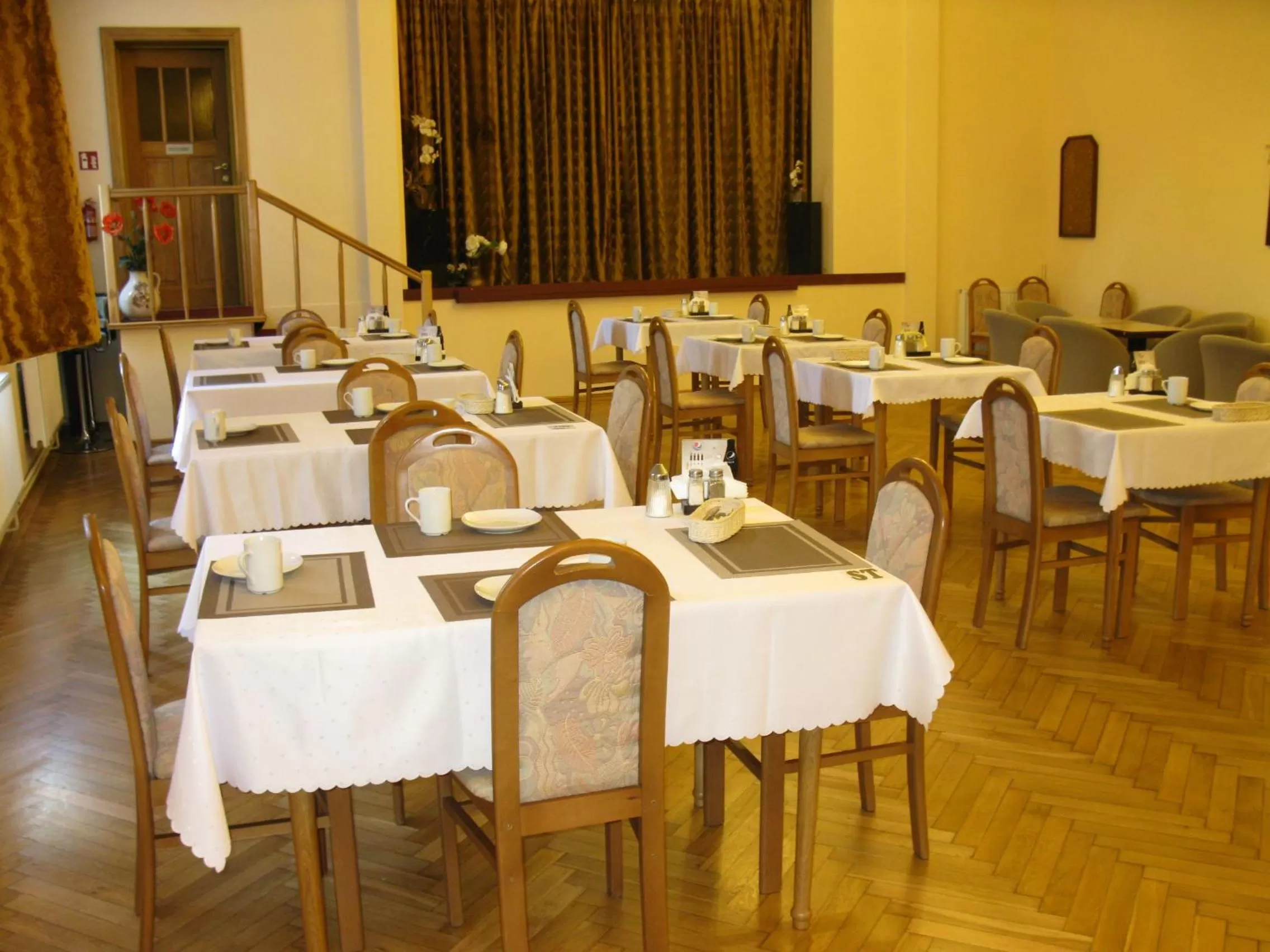 Restaurant/places to eat in Hotel Alga