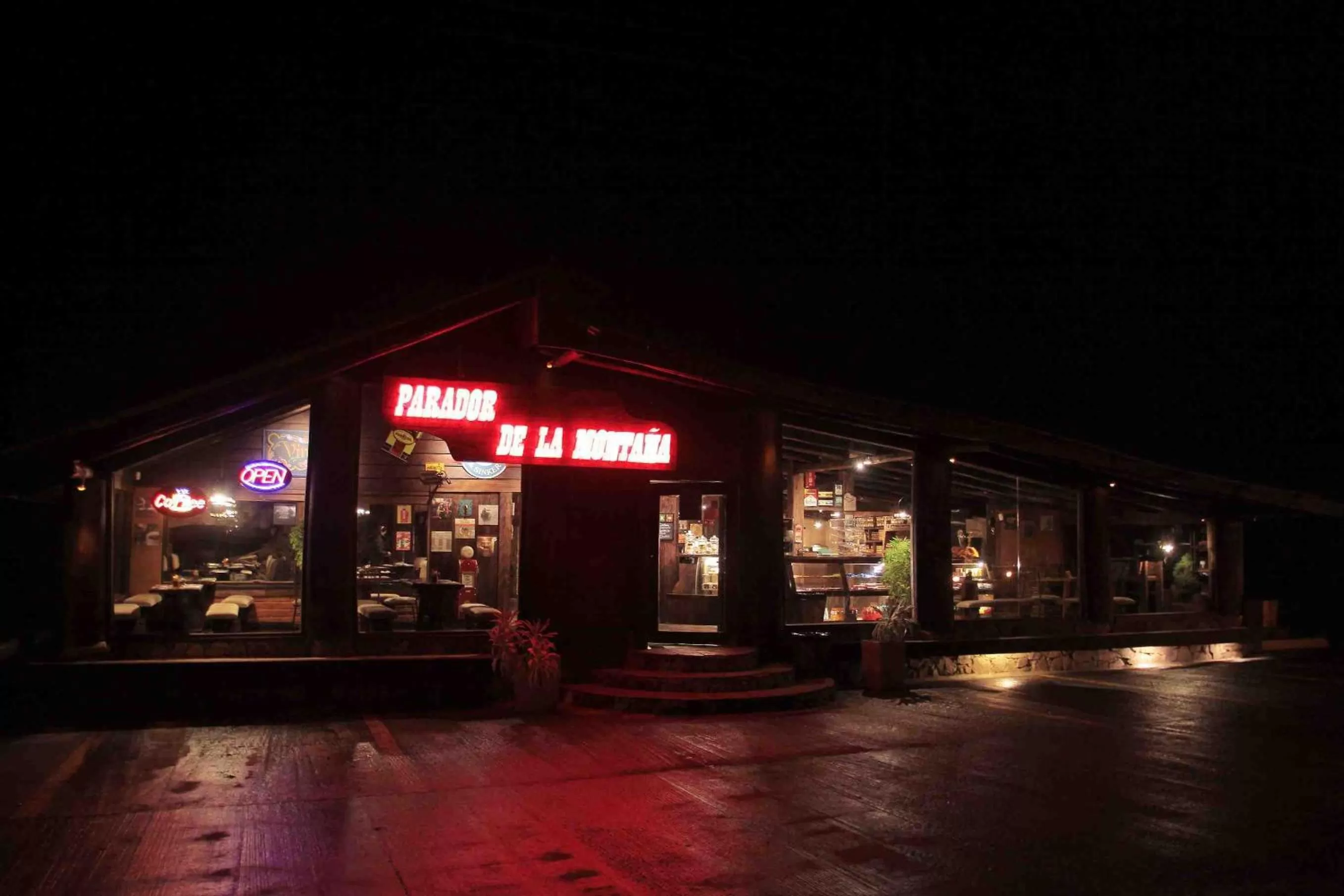 Restaurant/places to eat, Property Building in Hacienda Hostería Dos Chorreras